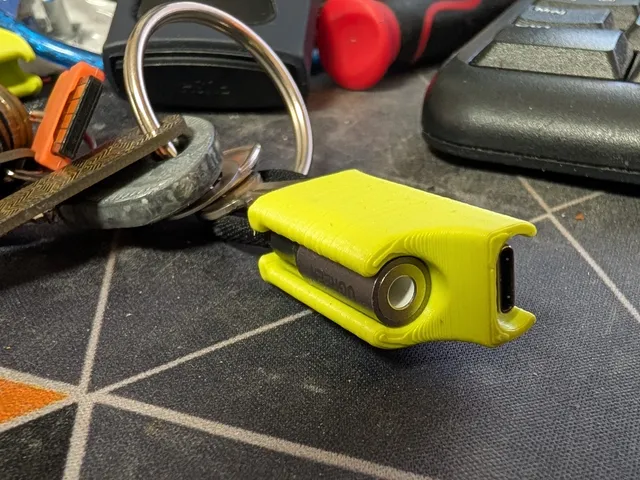 3.5mm audio jack usb-c / lighting keychain holder