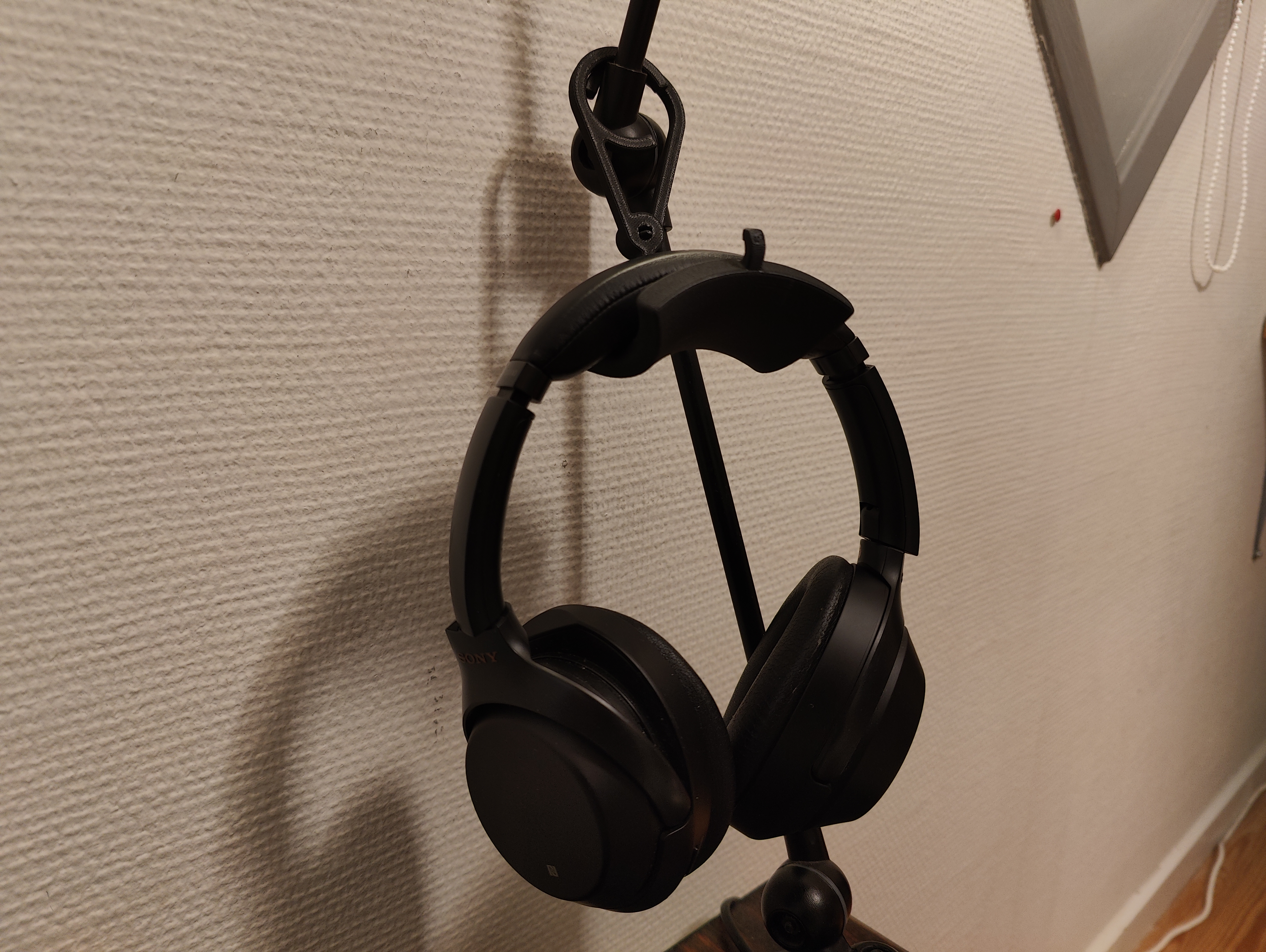 Headphone armhanger
