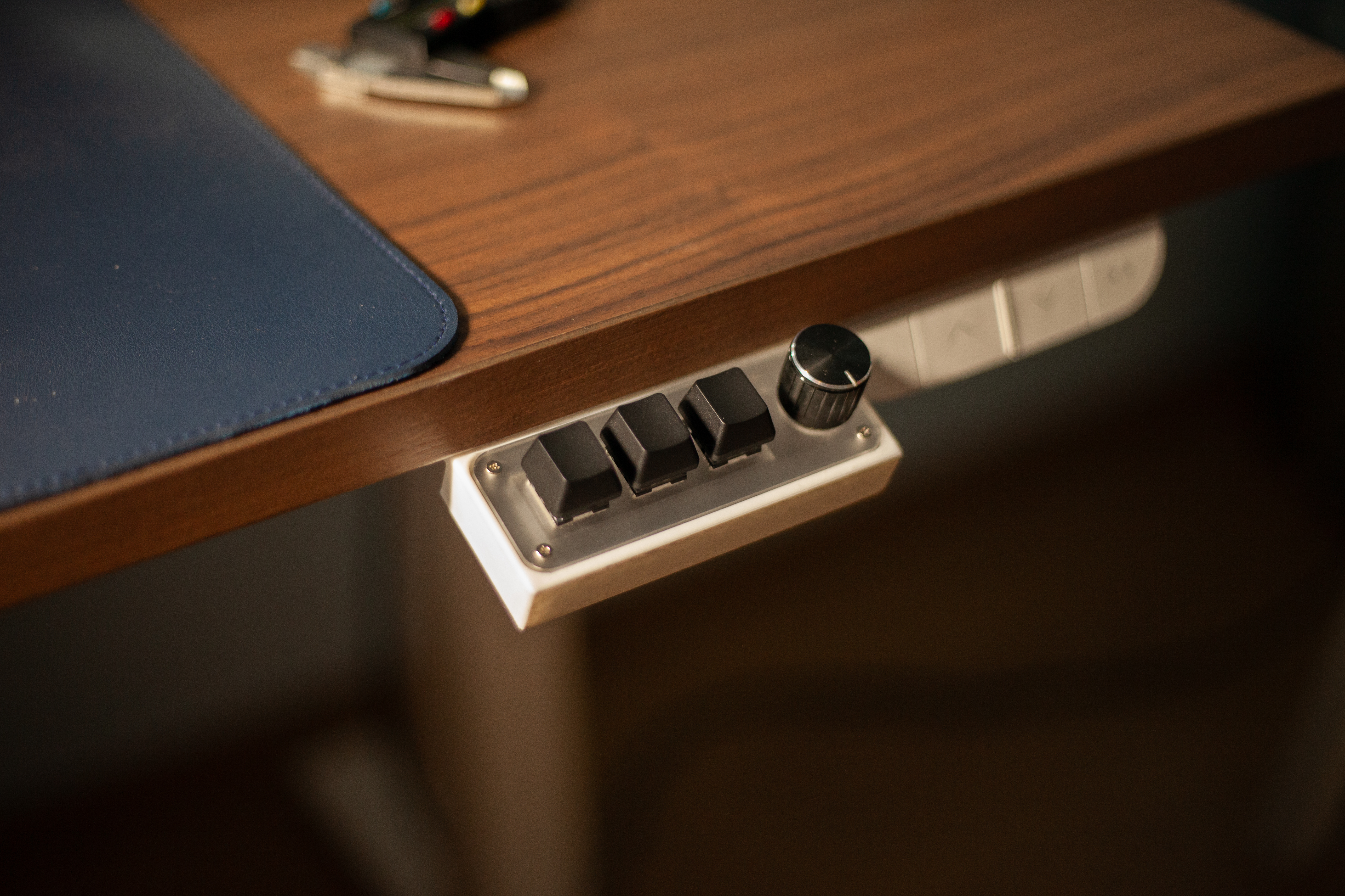 3.1 Programmable macropad under-desk mount