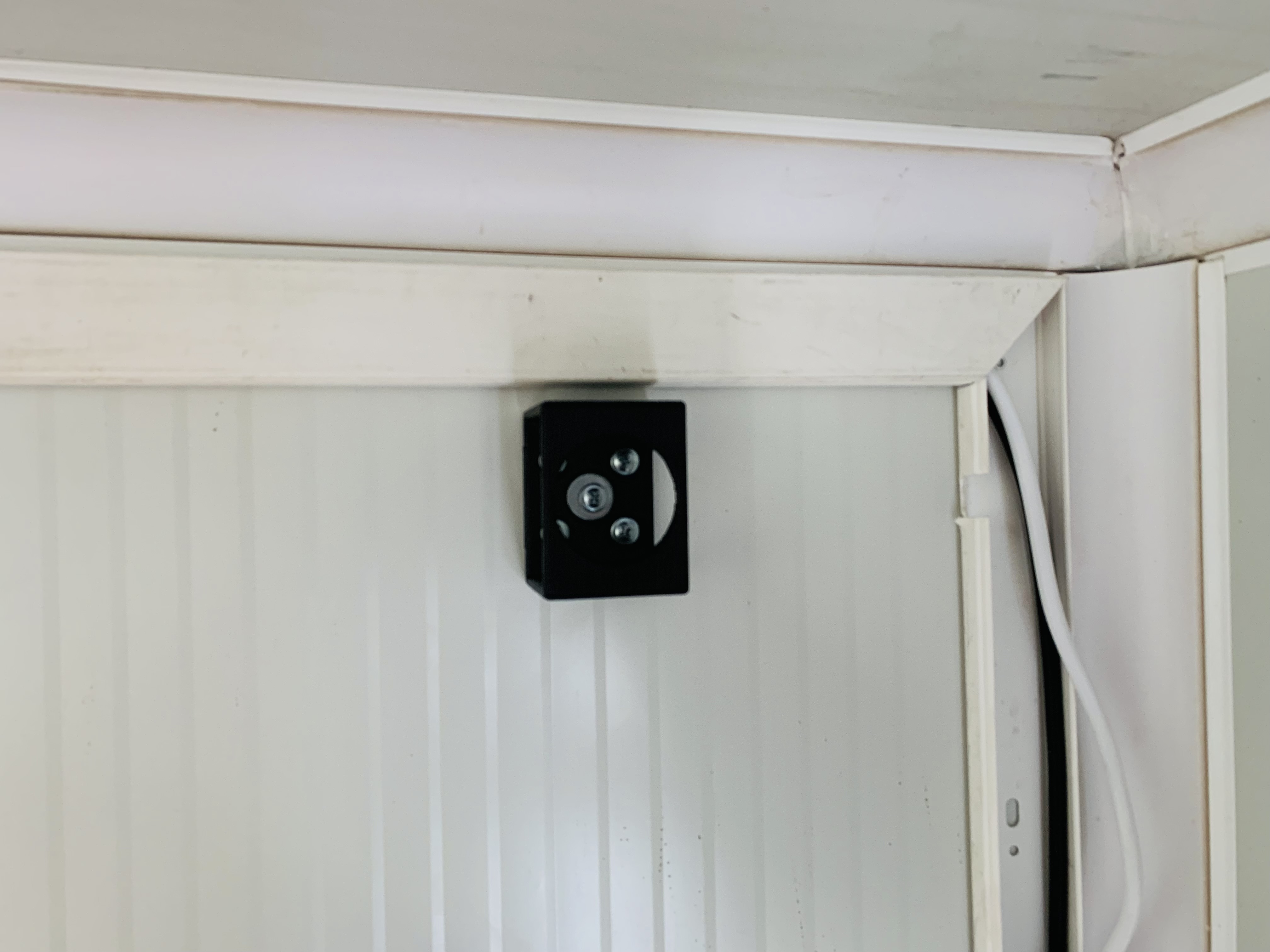 Powerstrip mounting solution - Power strip holder - Steckdosenleiste Halterung