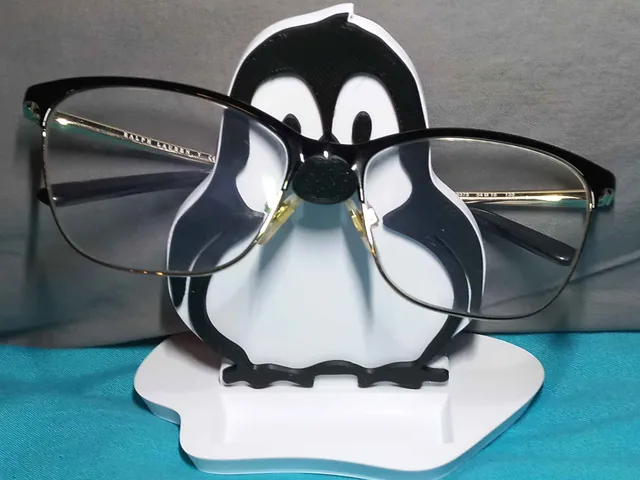 Penguin Eyeglass Holder Accessories (fusion360)