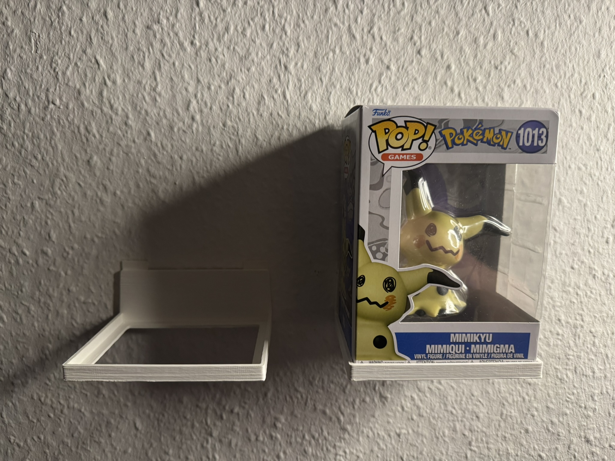 Funko Pop Regal für "tesa Powerstrips"