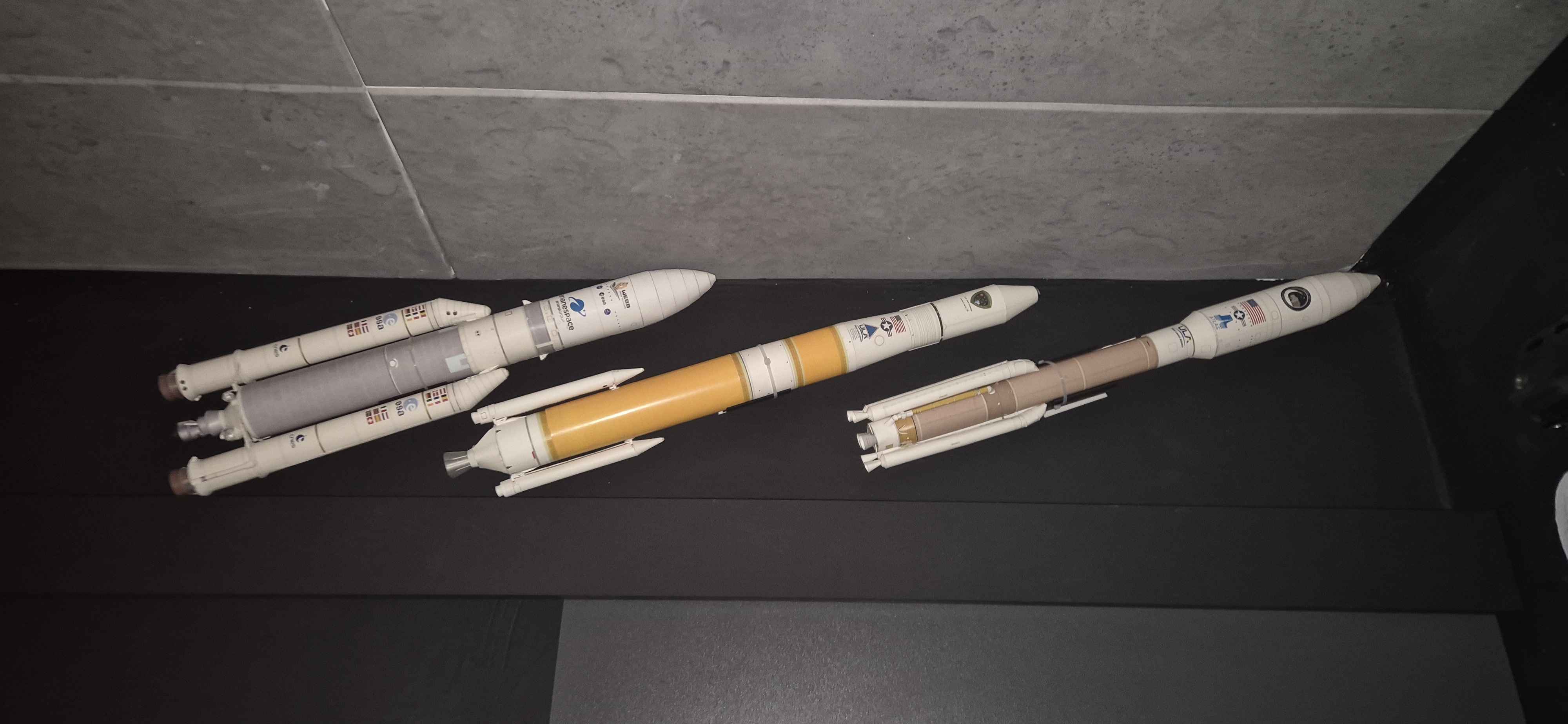 Wall mounts  / axmpaperspacescalemodels / Ariane V, Atlas V, Delta IV / Double sided tape