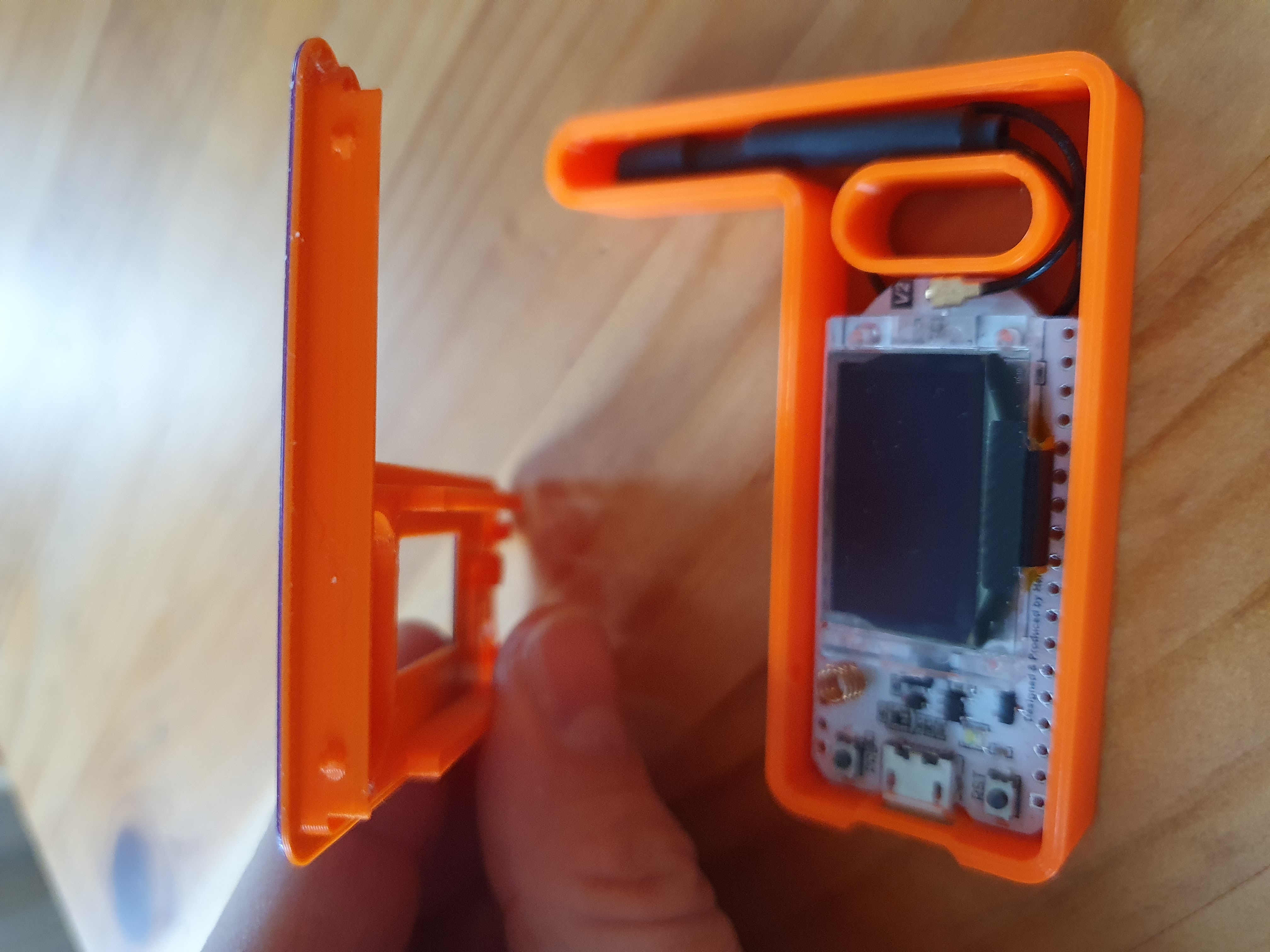 Miniatura 2 do modelo 3D Heltec Esp32+LoRa+OLED self closing case