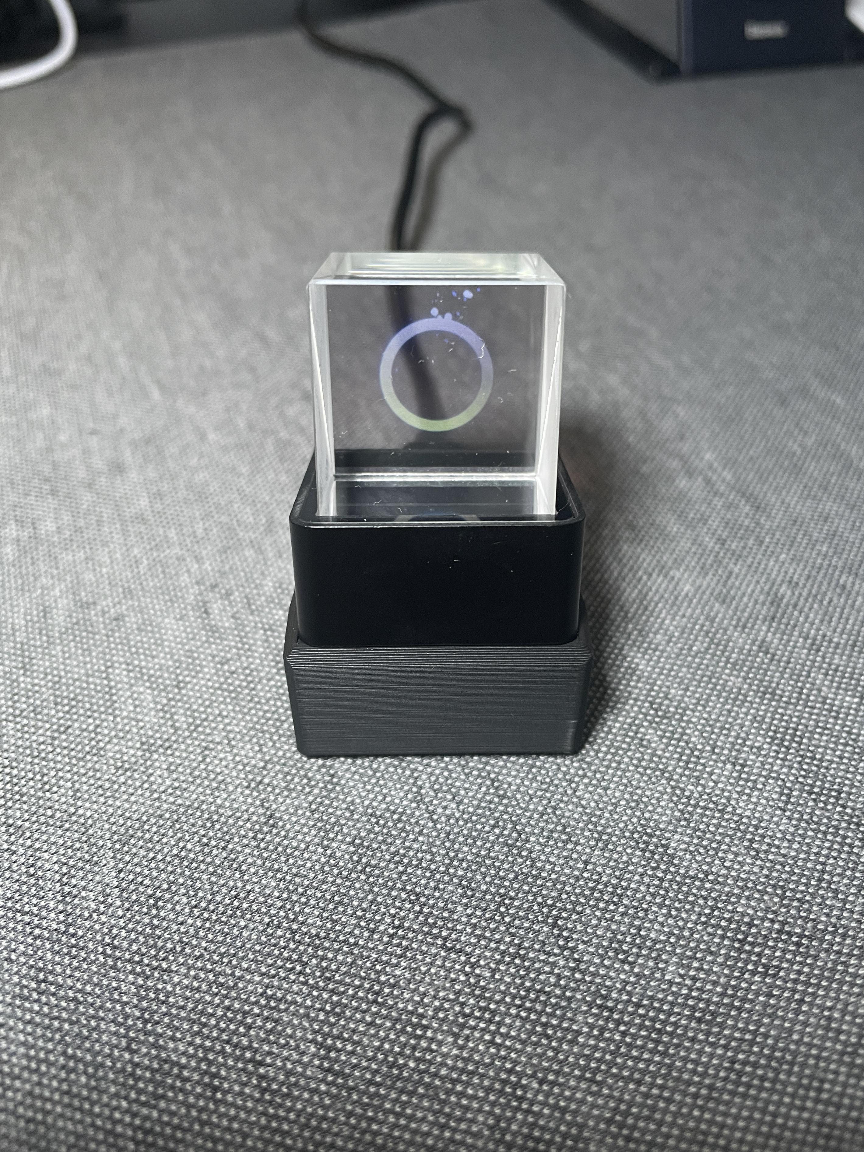 GeekMagic holographic cube stand