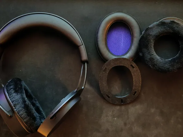 Replacement ear pads for NZXT Relay headset.