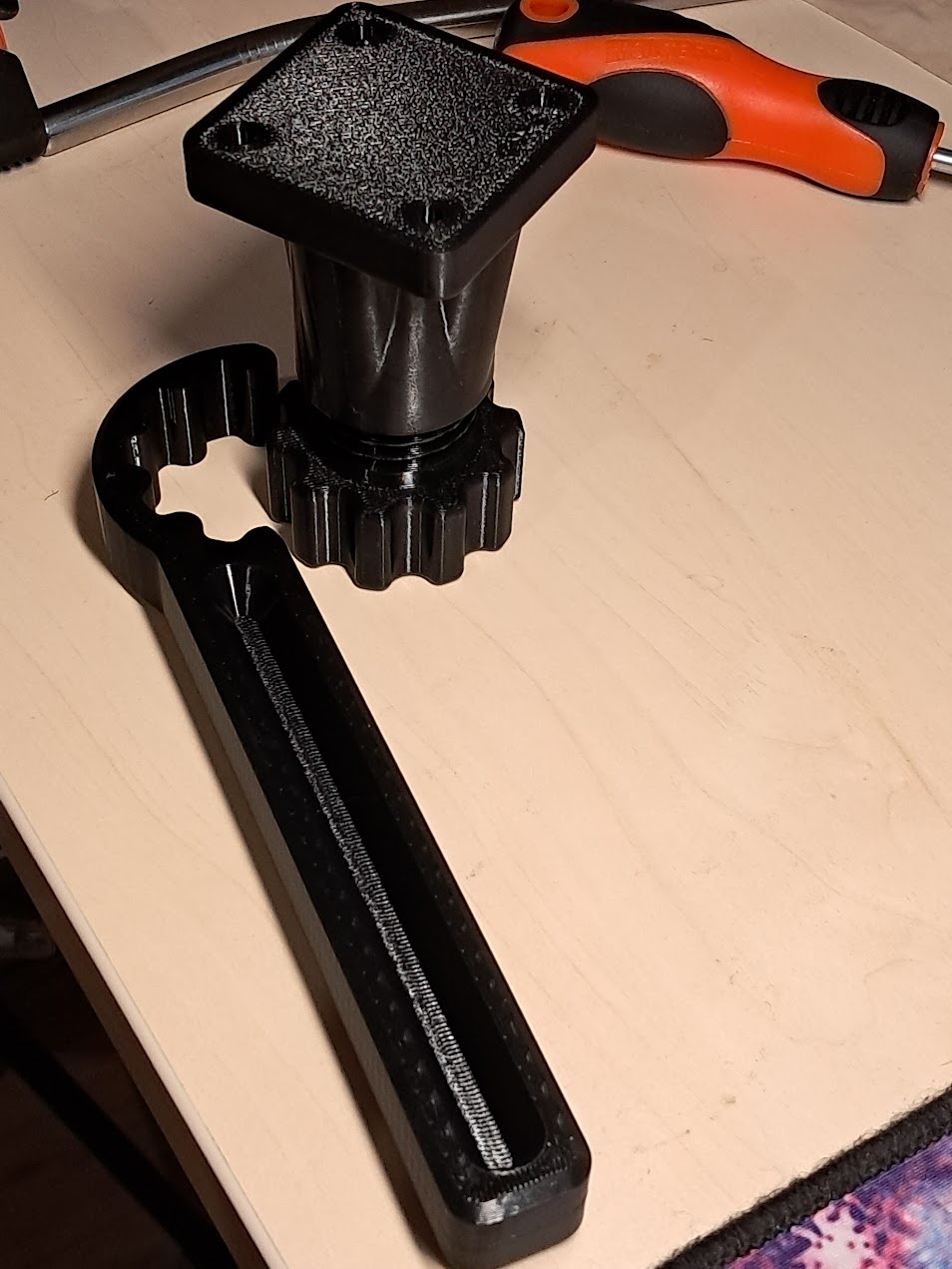 Adjustable furniture foot - claw for adjustments