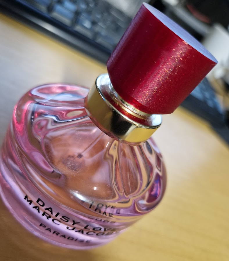 Marc Jacobs perfume travel cap