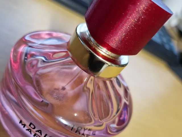 Marc Jacobs perfume travel cap