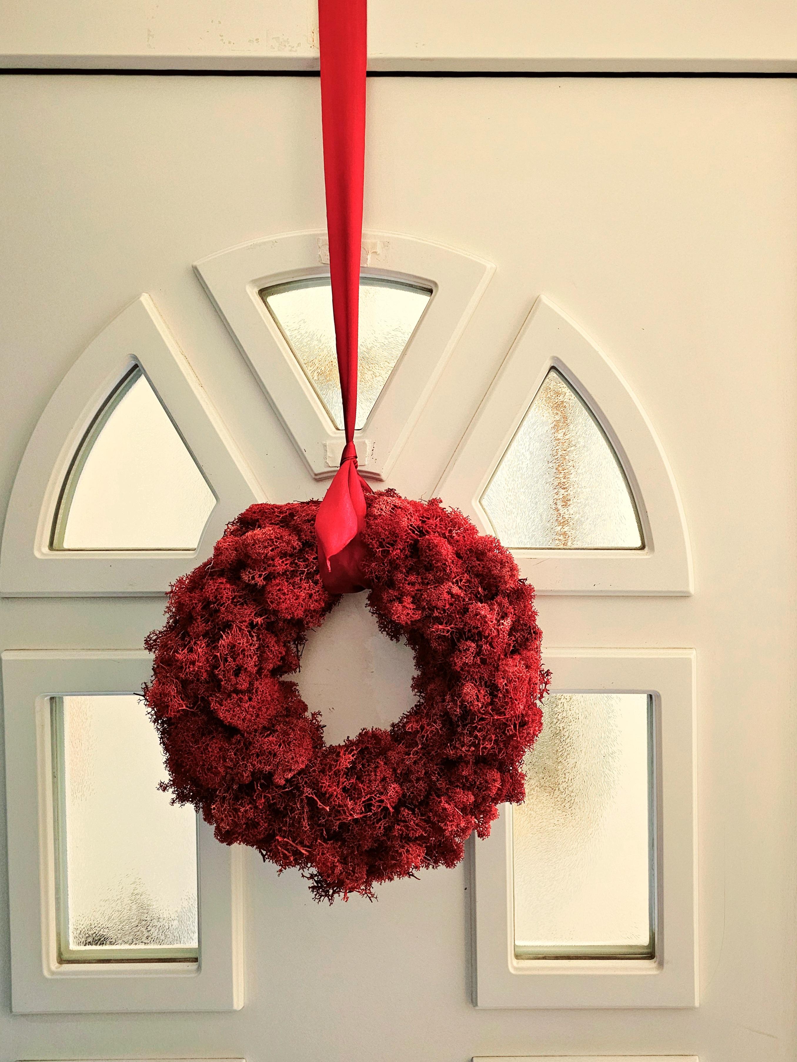 Door-wreath mounting bracket for decorative ribbons