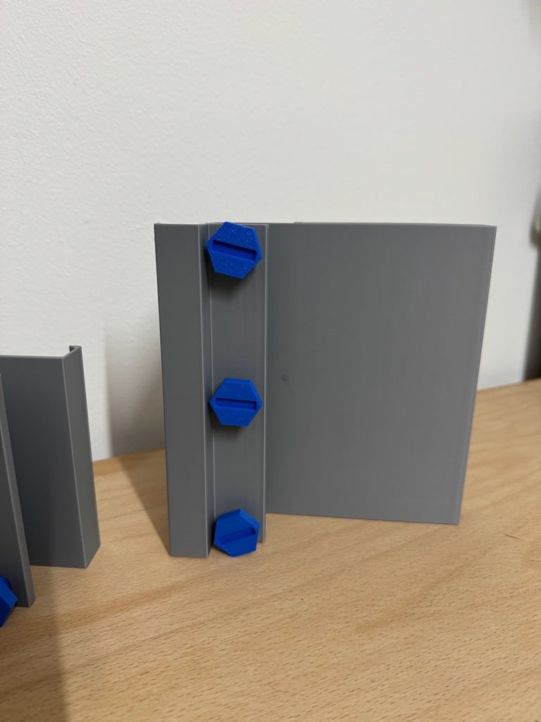 Holder for foam edge protector, mounted on windowsill — miniatura 2