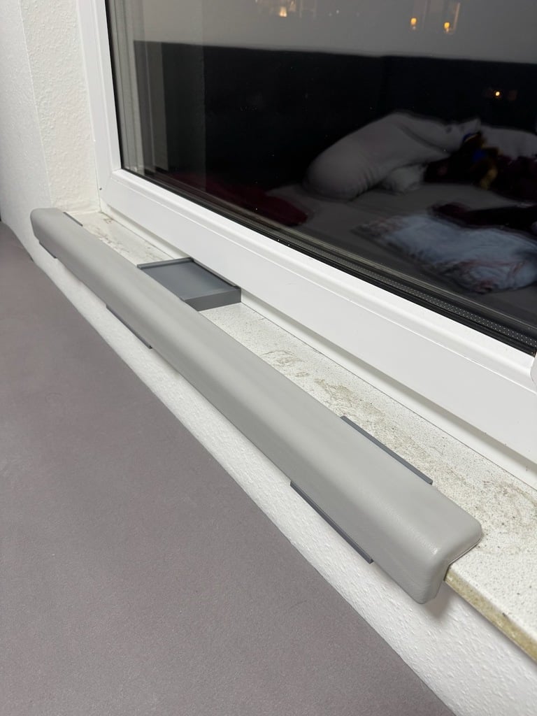 Holder for foam edge protector, mounted on windowsill — miniatura 4