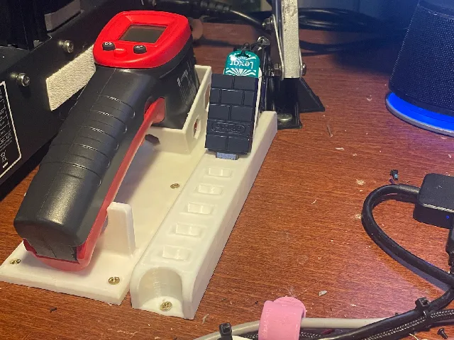 USB holder w/ screw holes