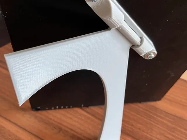 Portable monitor kickstand