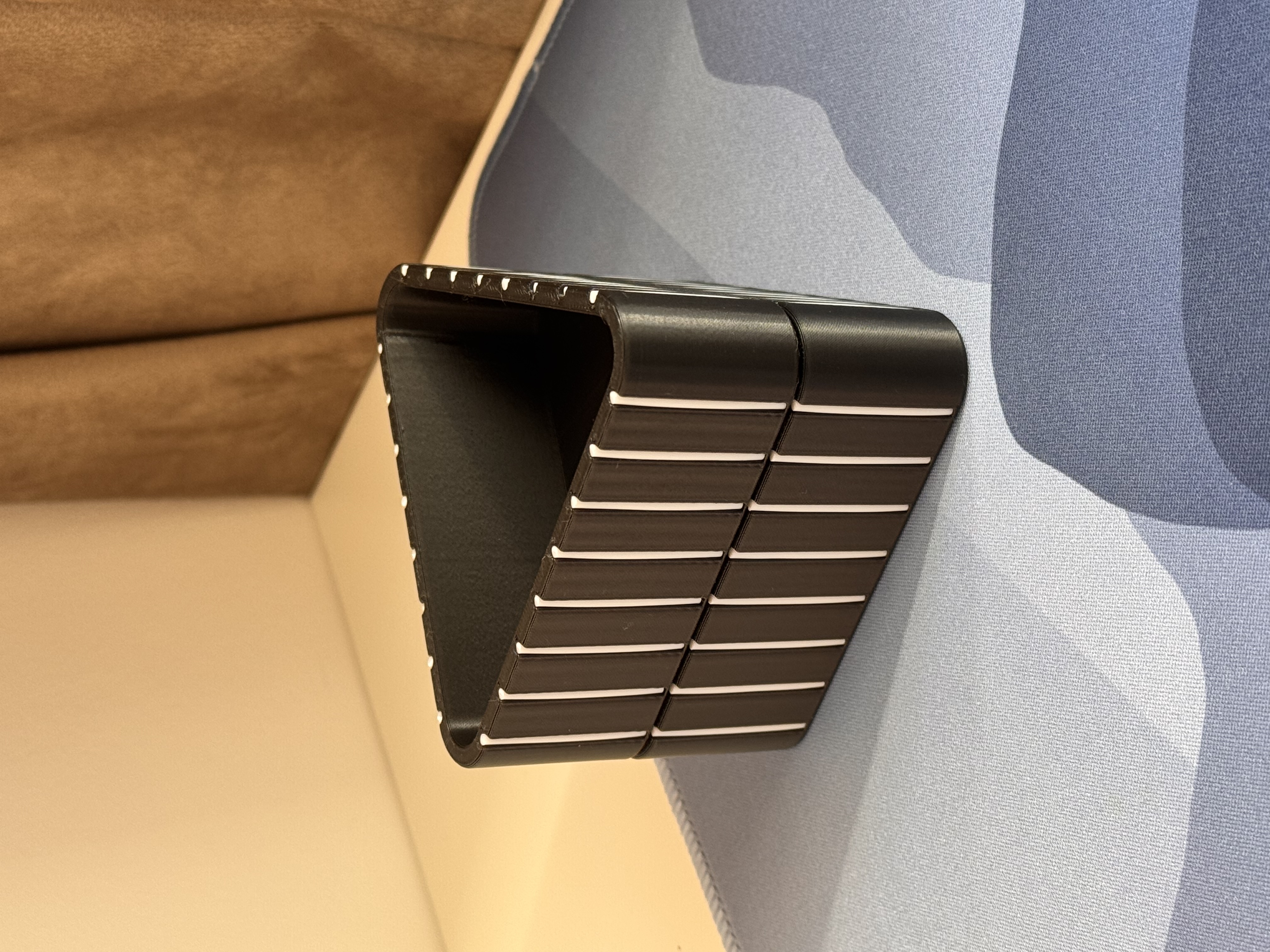 Tray with filament insertions (triangle)