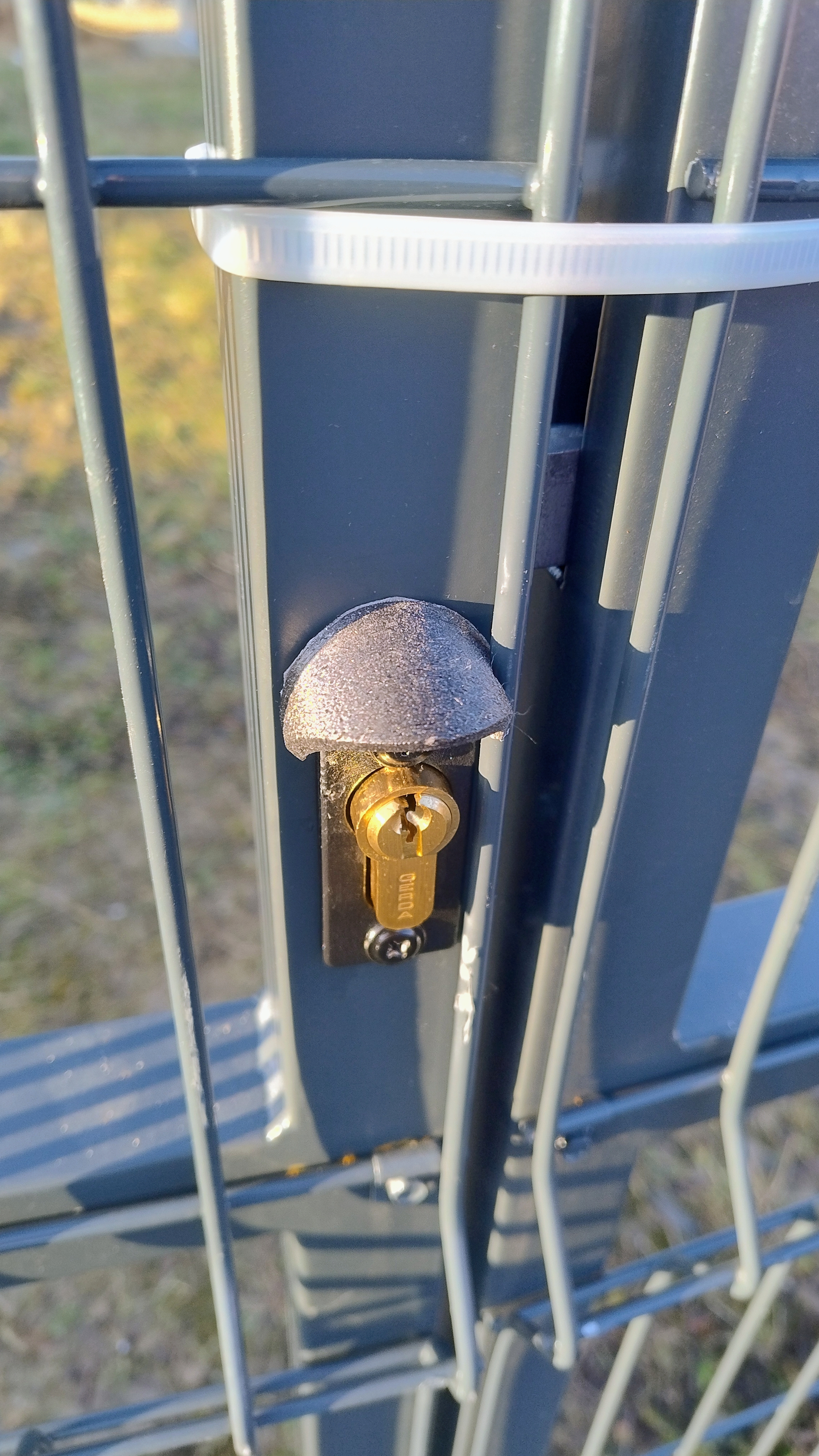 Gate / wicket lock cover. Osłona zamka do bramy / furtki