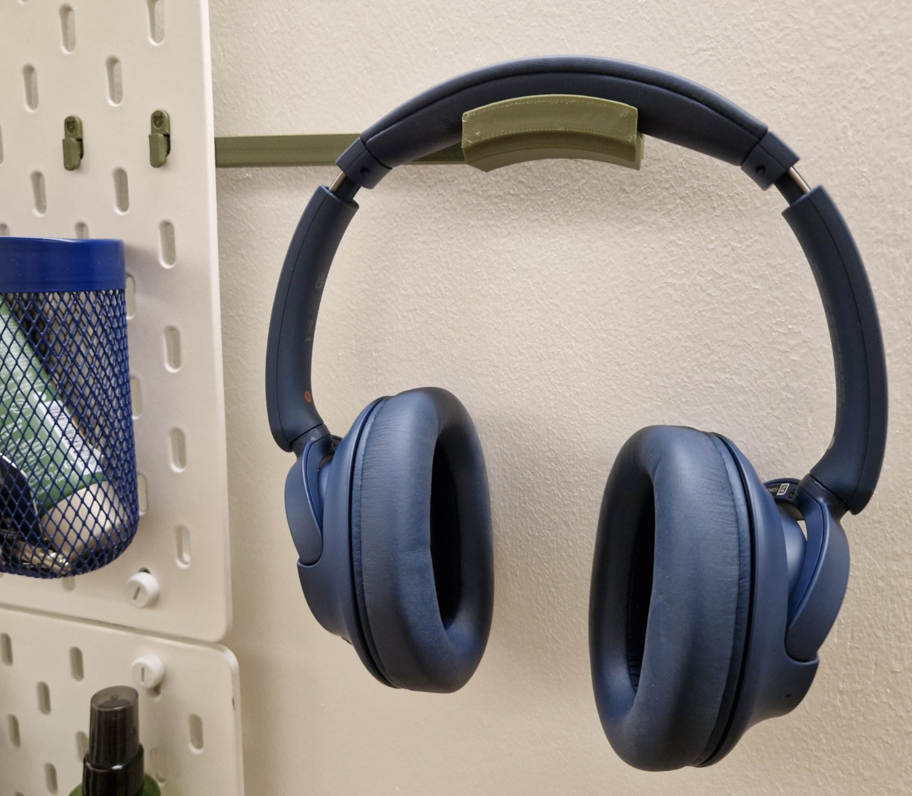 Side-mounted heaphone hanger for IKEA SKÅDIS