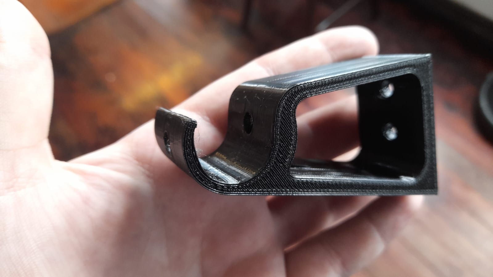 Curtain rod hanger