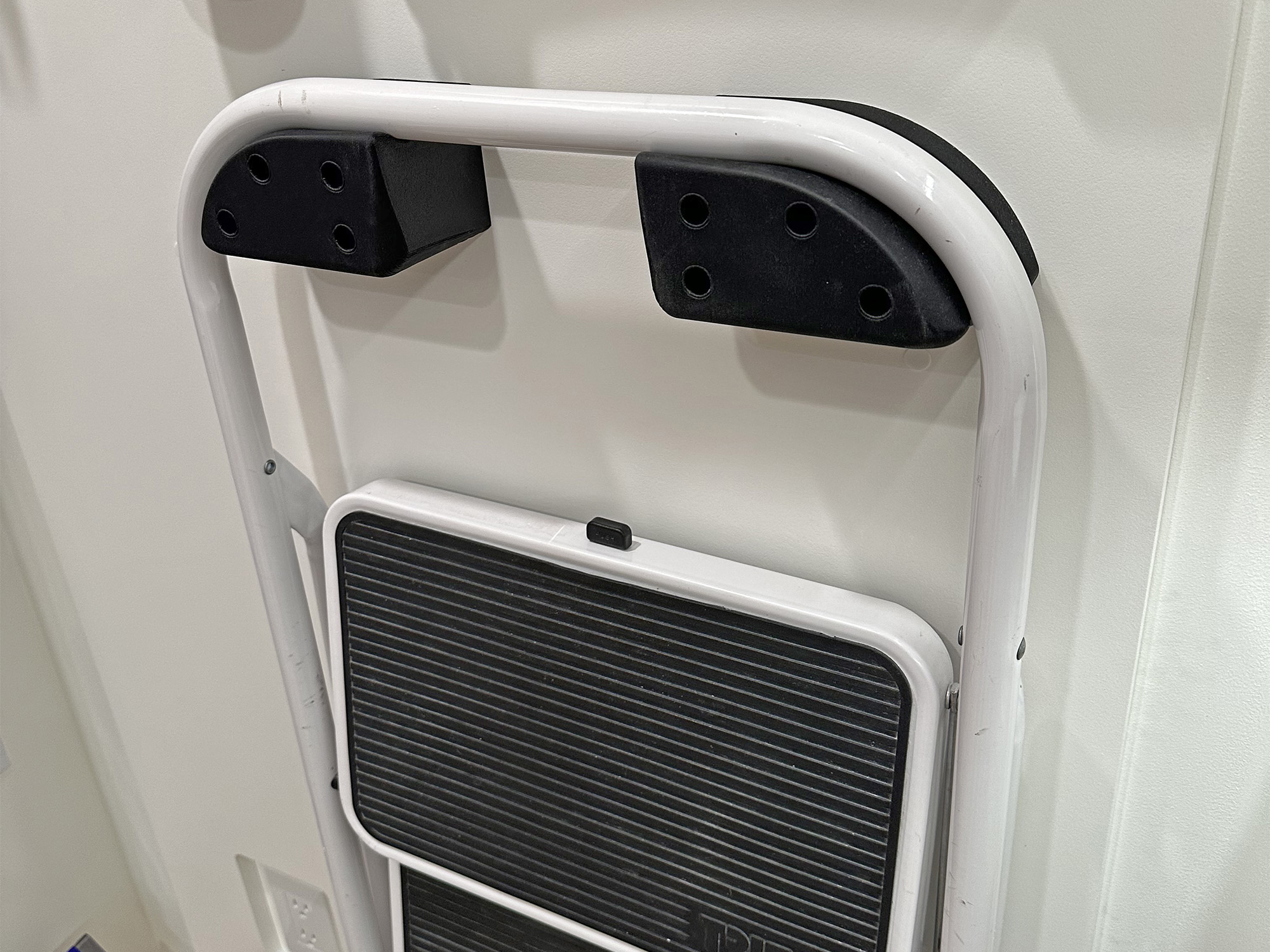 Miniatura 3 do modelo 3D Step Stool Wall Mount