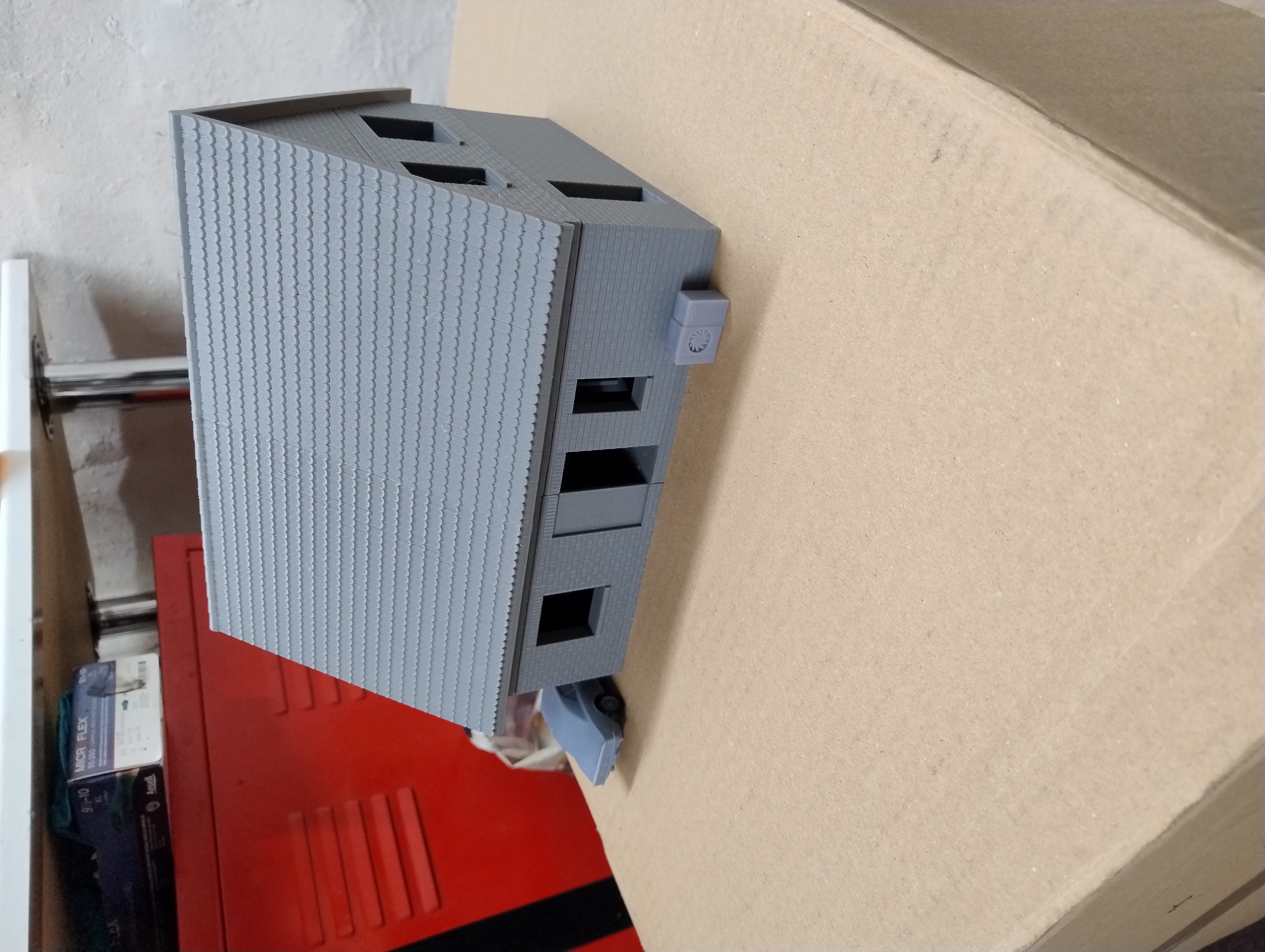 Modell Haus 1:100 Mit Fahrstuhlschacht für Rollstuhl