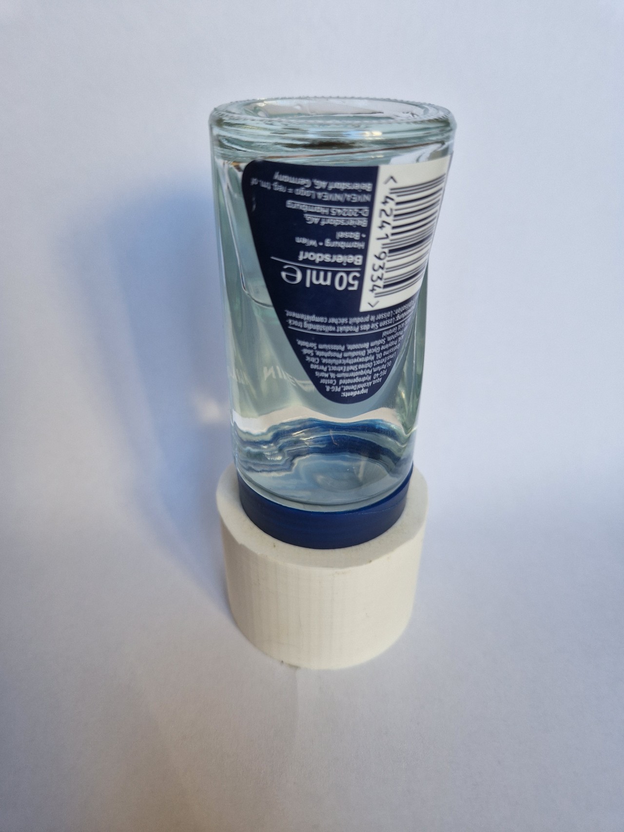 Minimalistic stand for Nivea roll-on deodorant