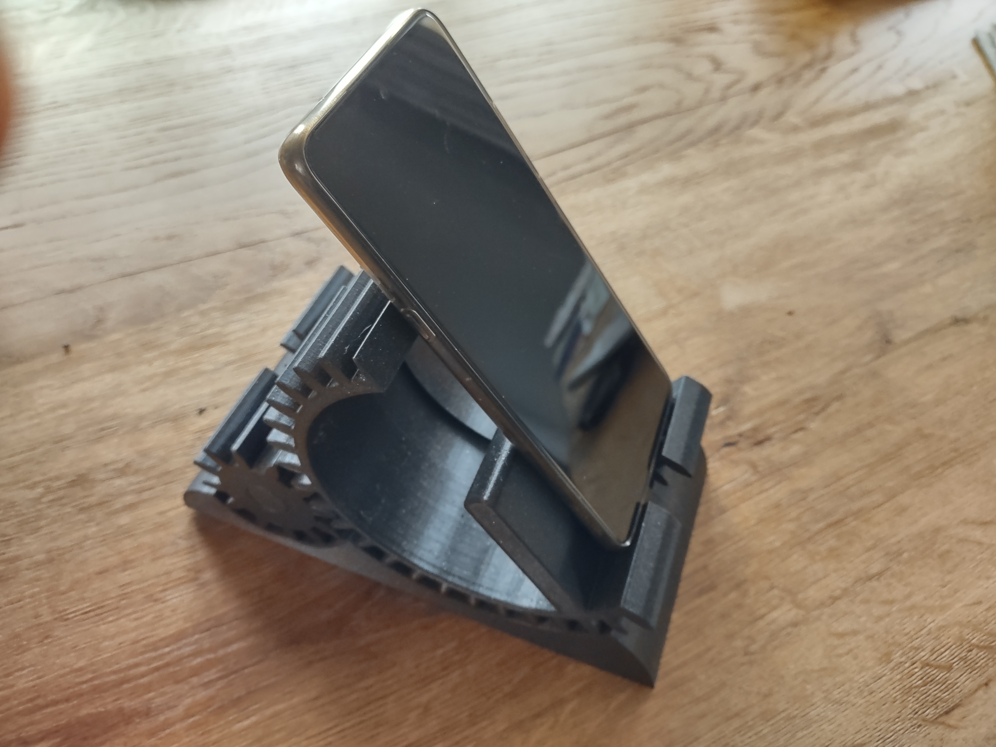 phone stand with rotating gears