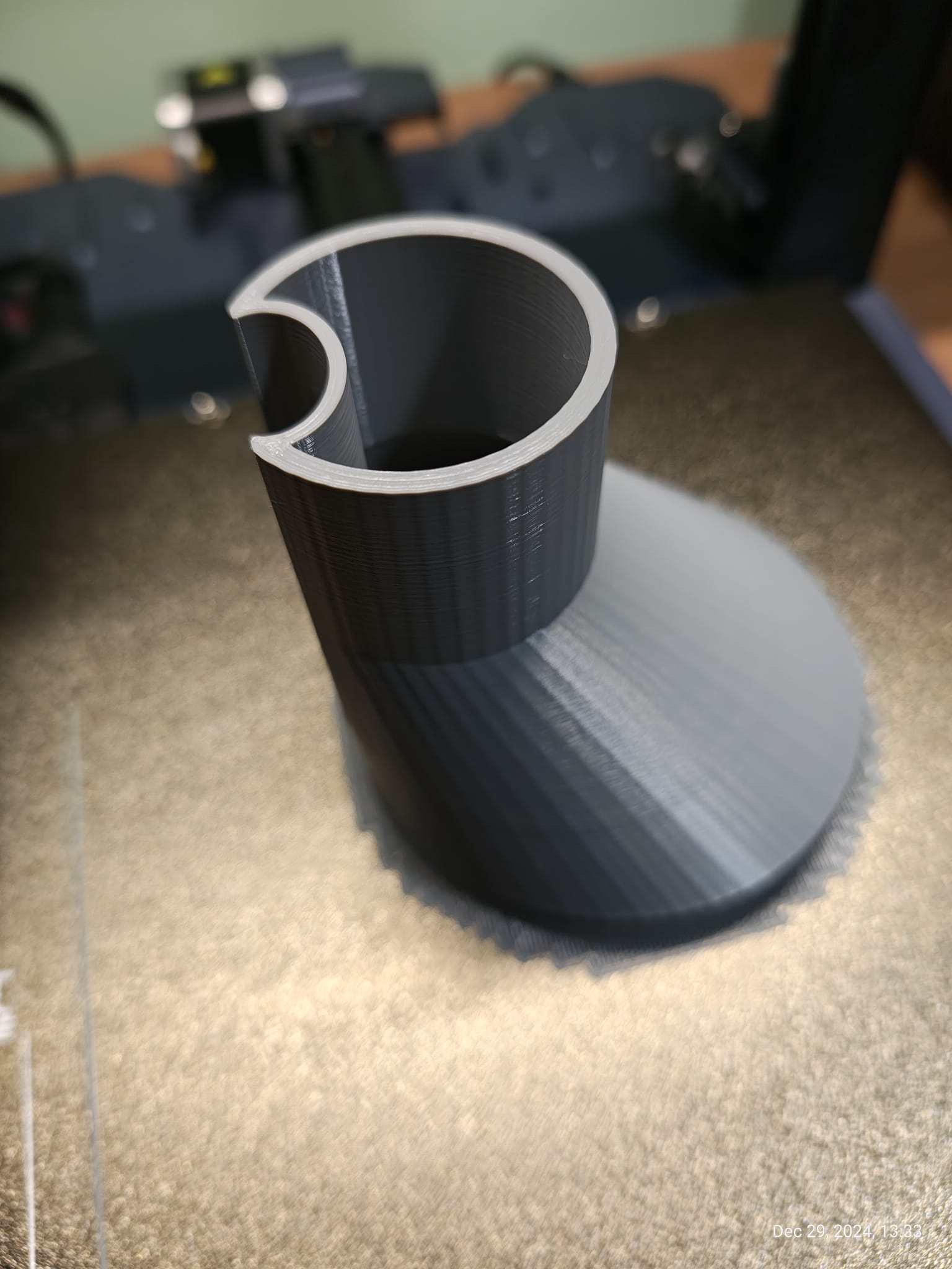 Vented funnel for windshield fluid