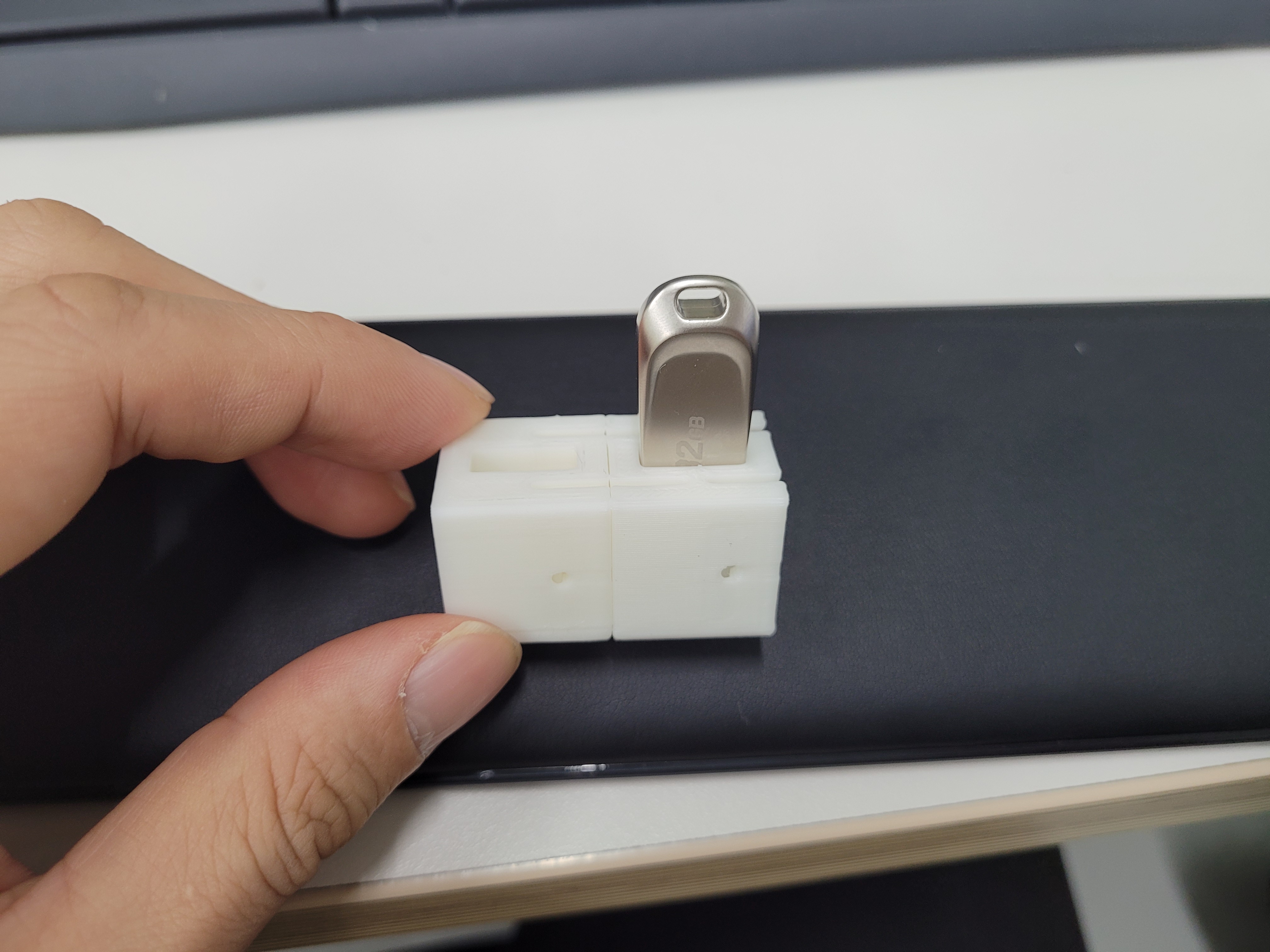 Expandable USB holder — thumbnail 2