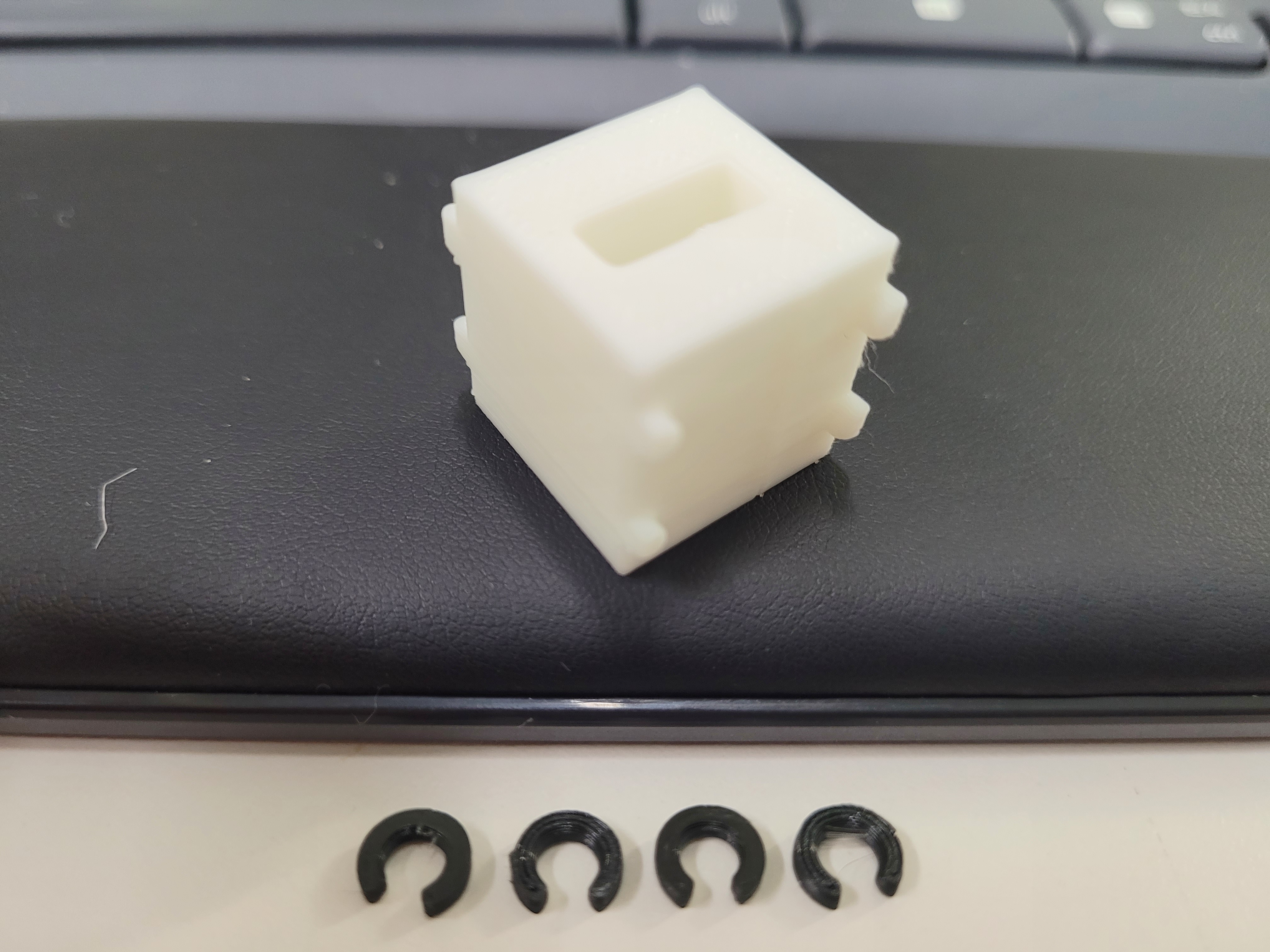 Expandable USB holder