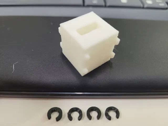 Expandable USB holder