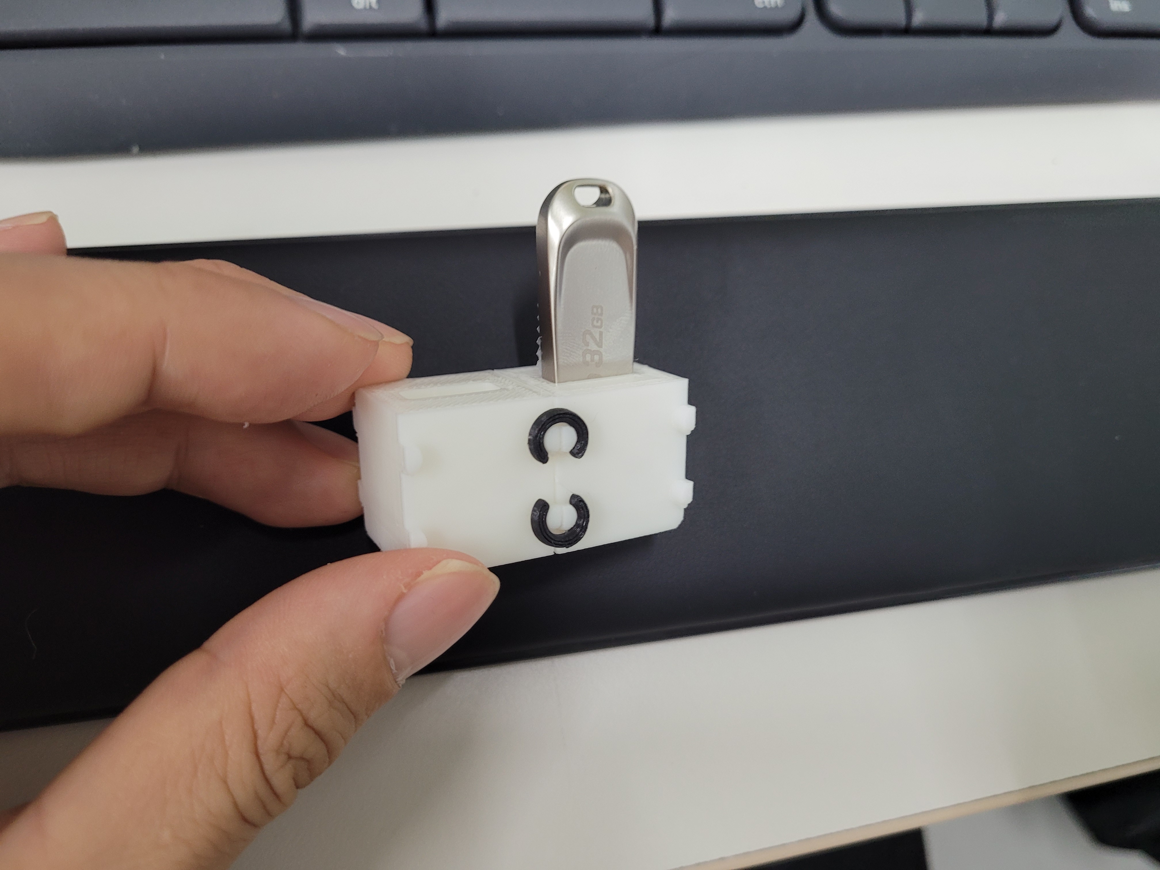 Expandable USB holder — thumbnail 2