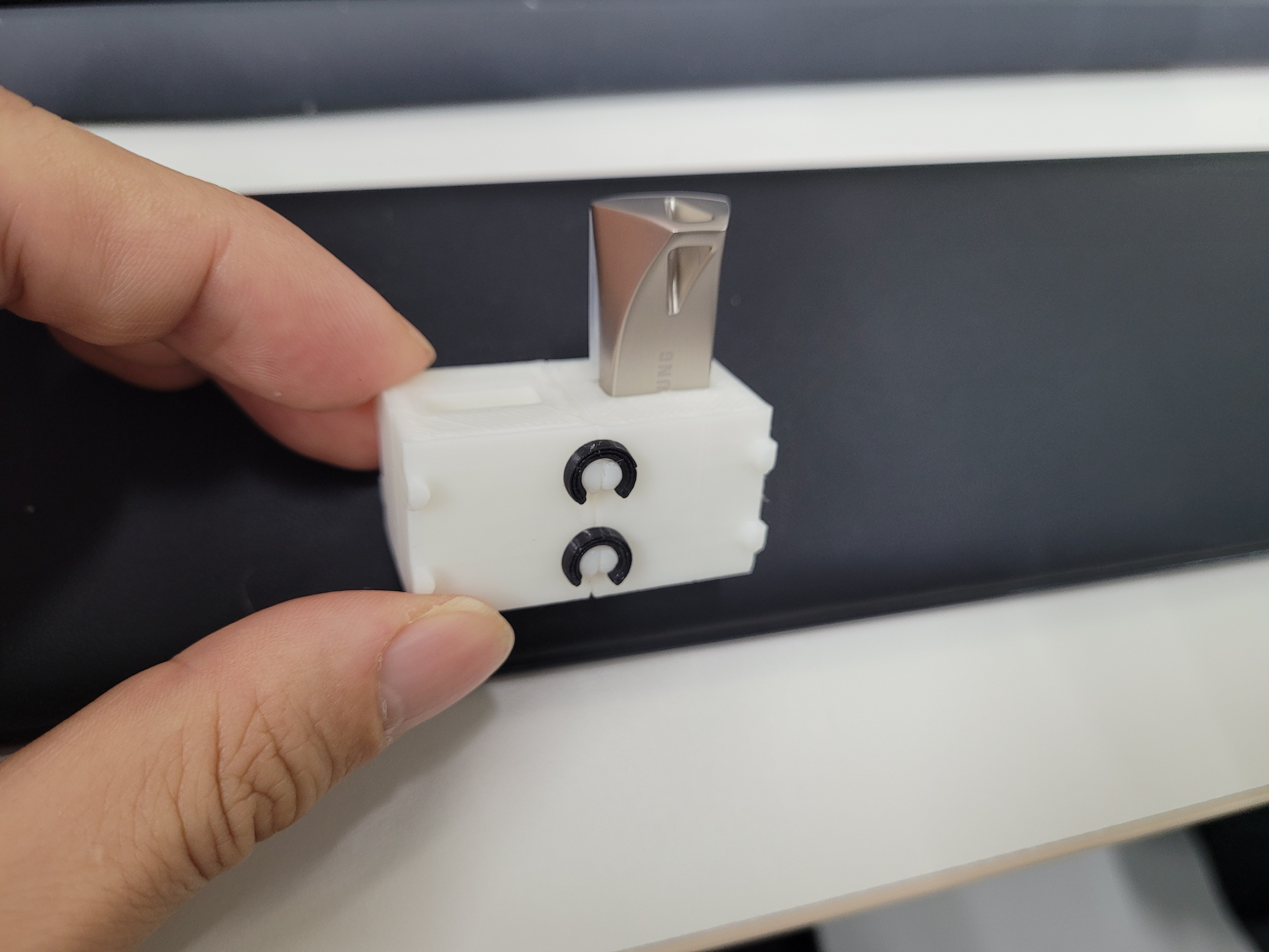 Expandable USB holder — thumbnail 3