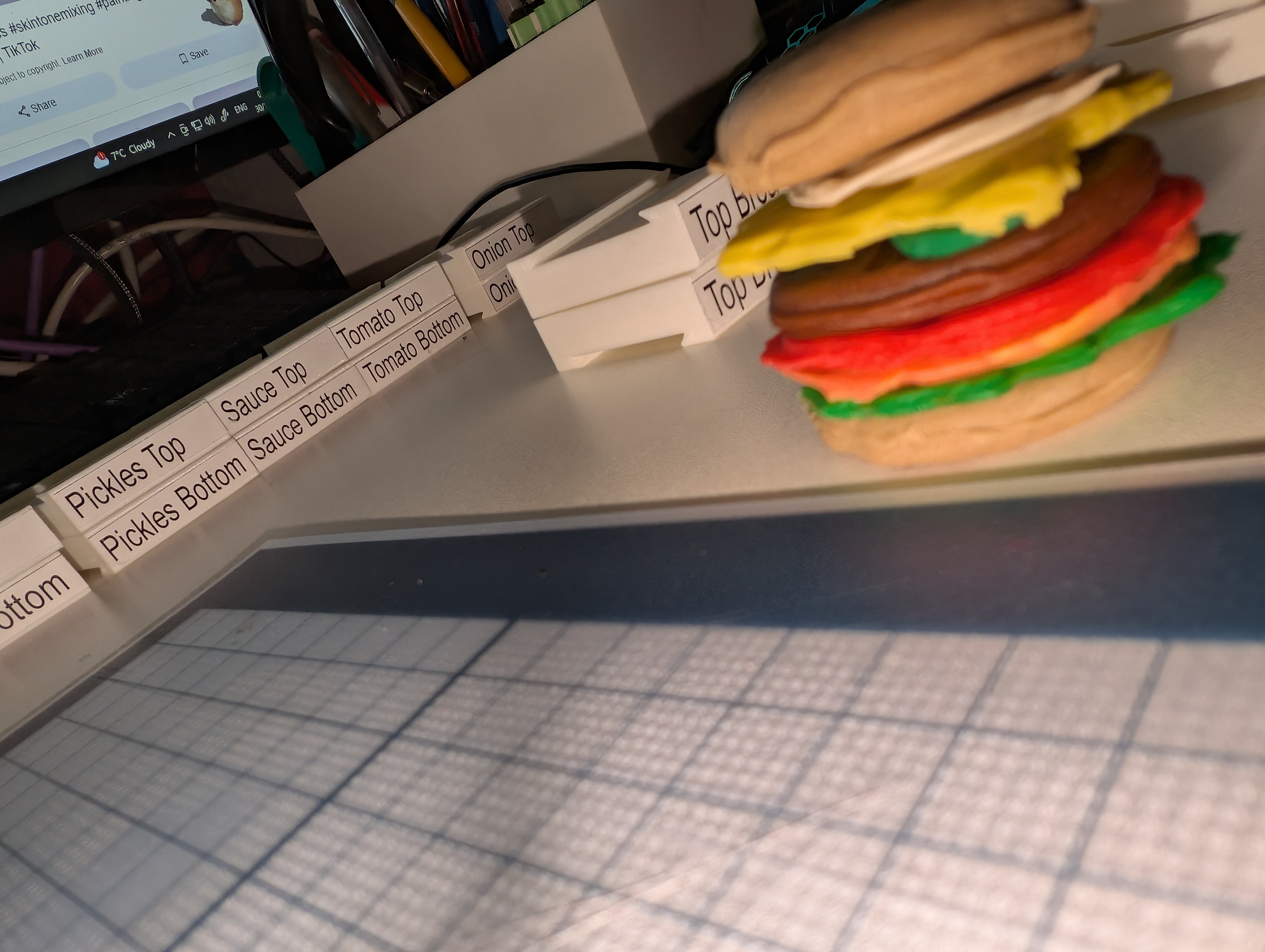 Play-doh burger maker — thumbnail 4