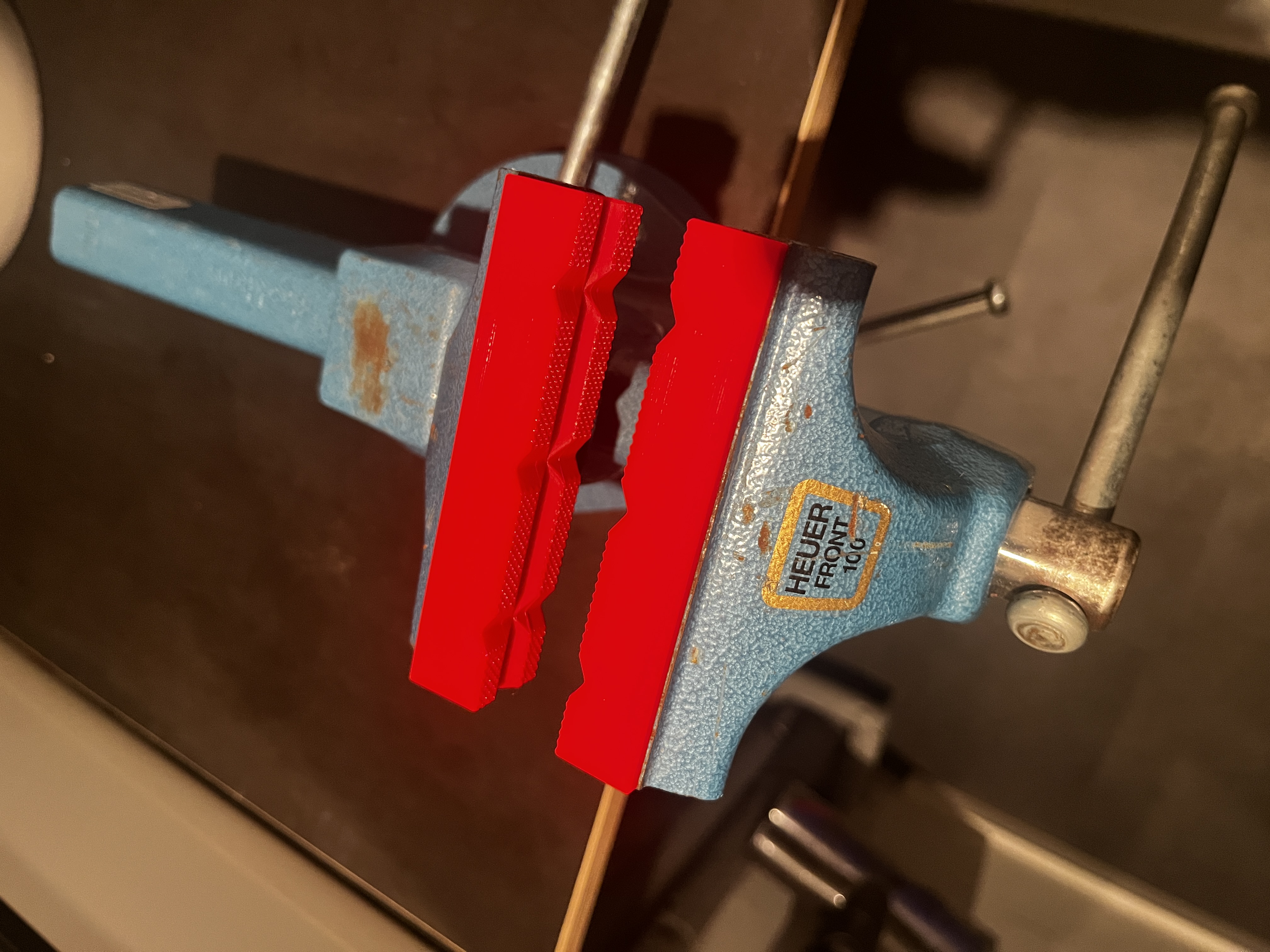 Parametric magnetic vice jaws - Anpassbare magnetische Schutzbacken für Schraubstöcke, Heuer front und andere