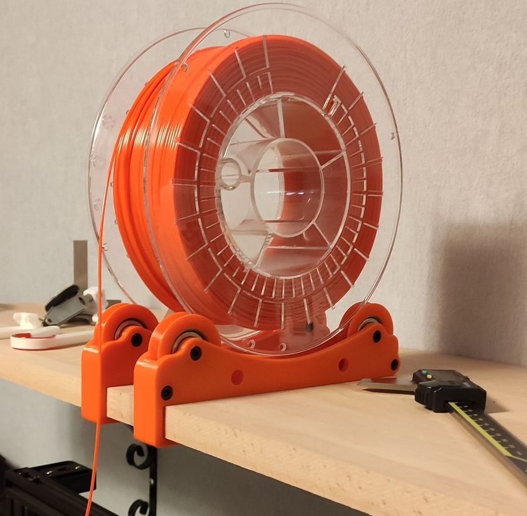 Spool Holder: fits around 18mm shelf