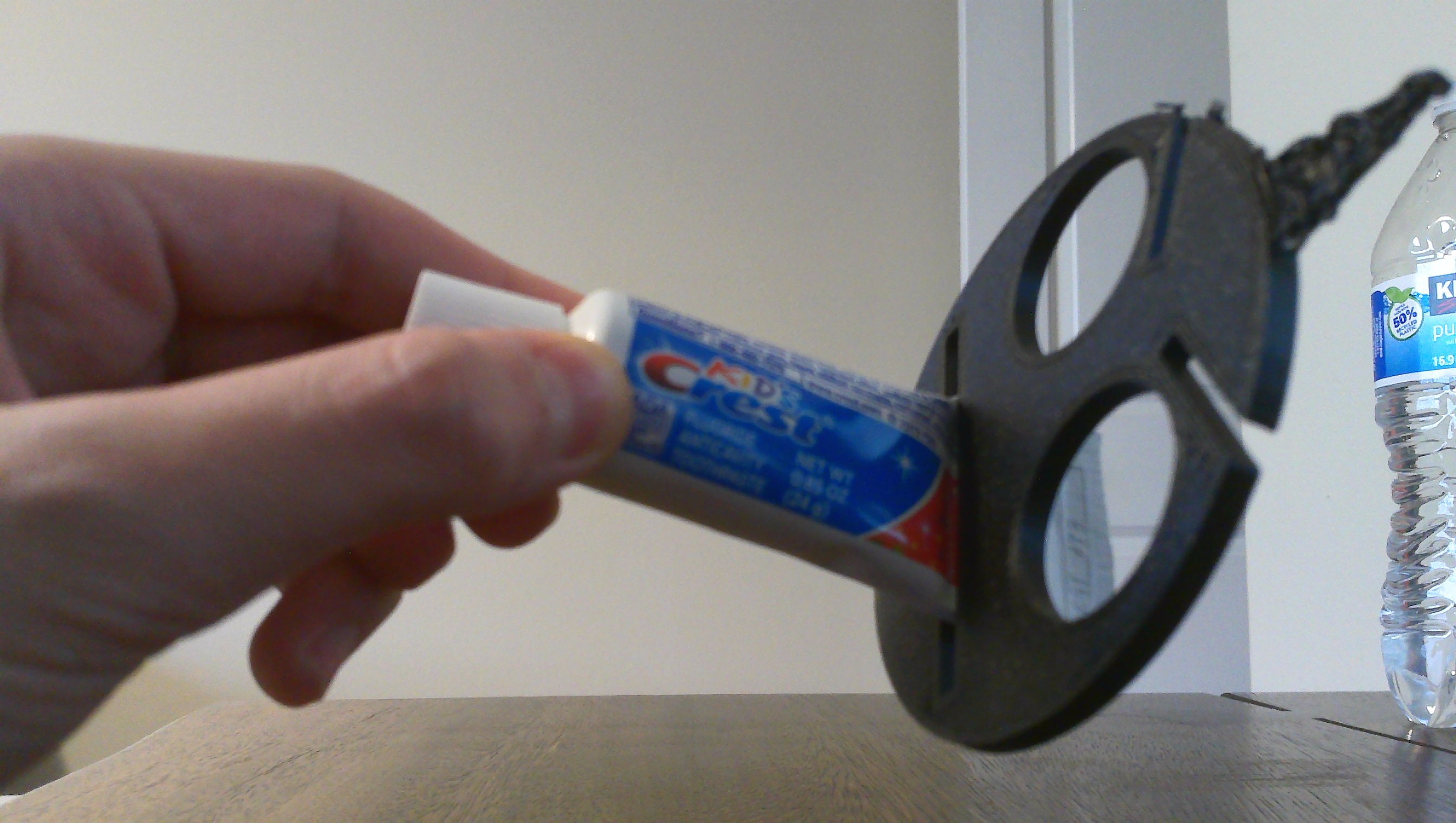 Toothpaste squeezer that open toothpaste too! — miniatura 4