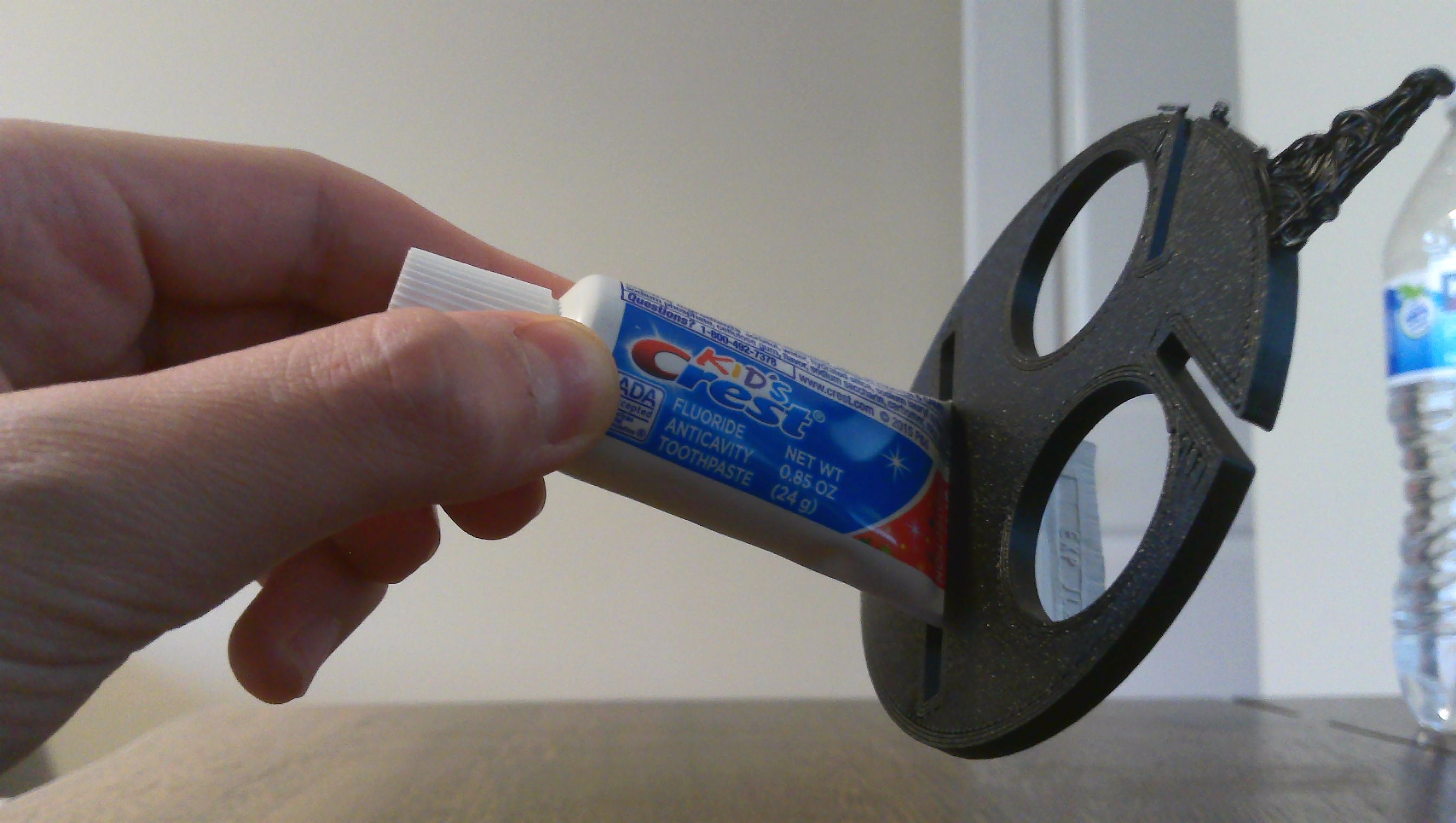 Toothpaste squeezer that open toothpaste too! — miniatura 5