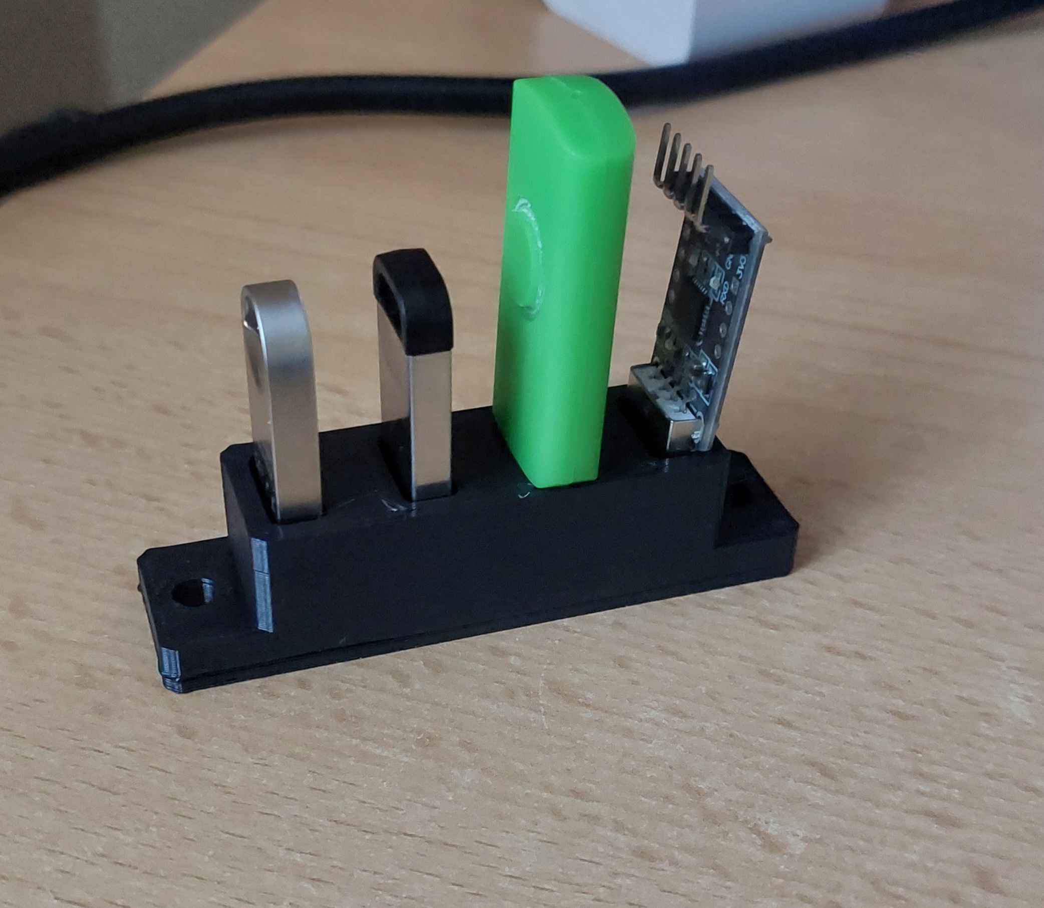 USB dongle / drive organizer