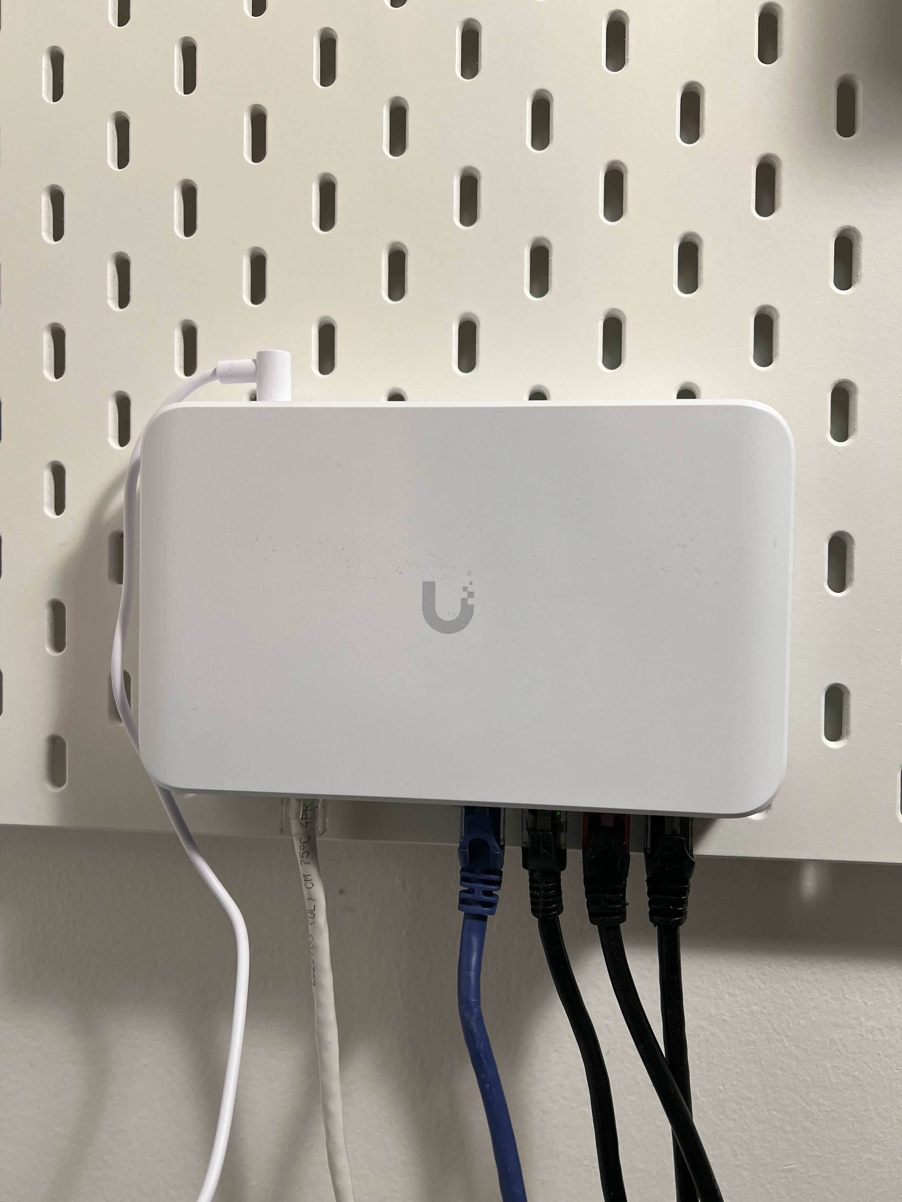 Ubiquiti Lite 8 PoE Ikea Skadis T-Nut Mount