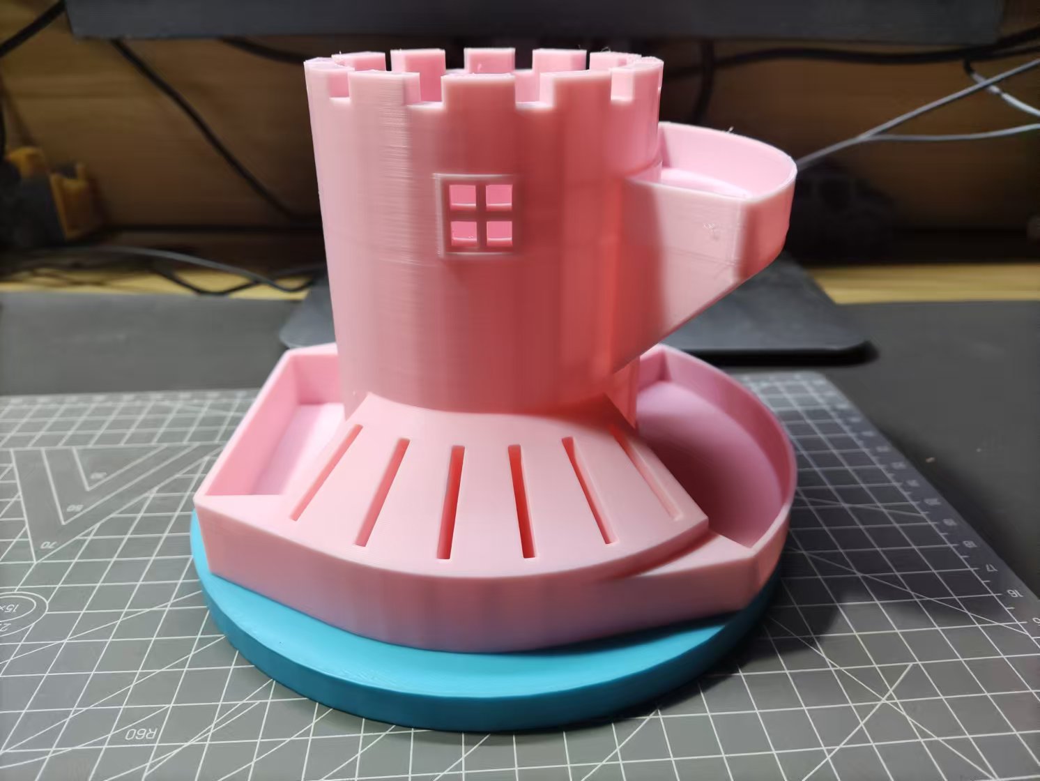 rotatable pen container