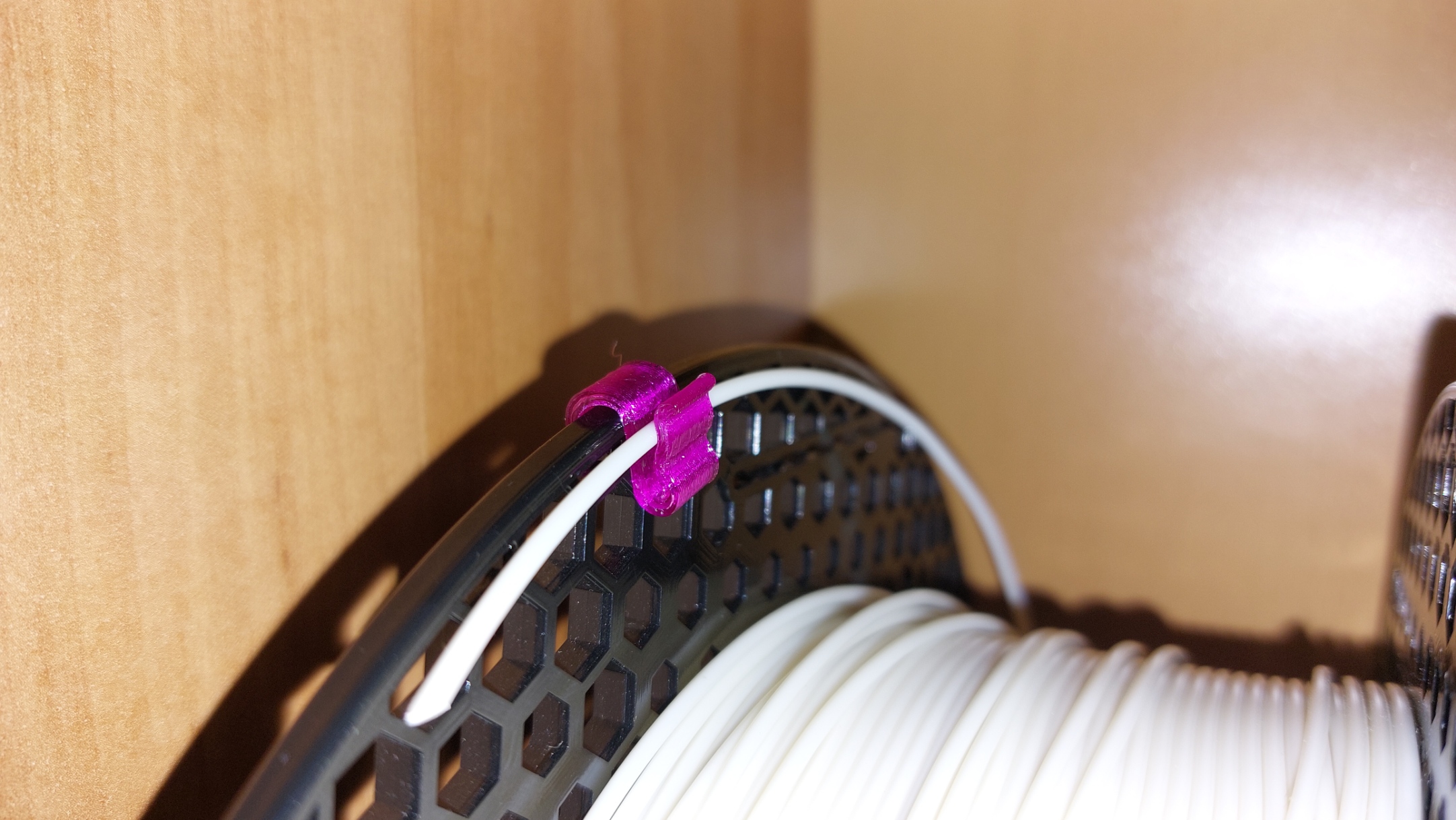 Miniatura 2 do modelo 3D Tiny Filament Spool Clip