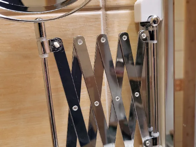Alternative mounting of a cosmetic mirror / Alternativní montáž kosmetického zrcadla