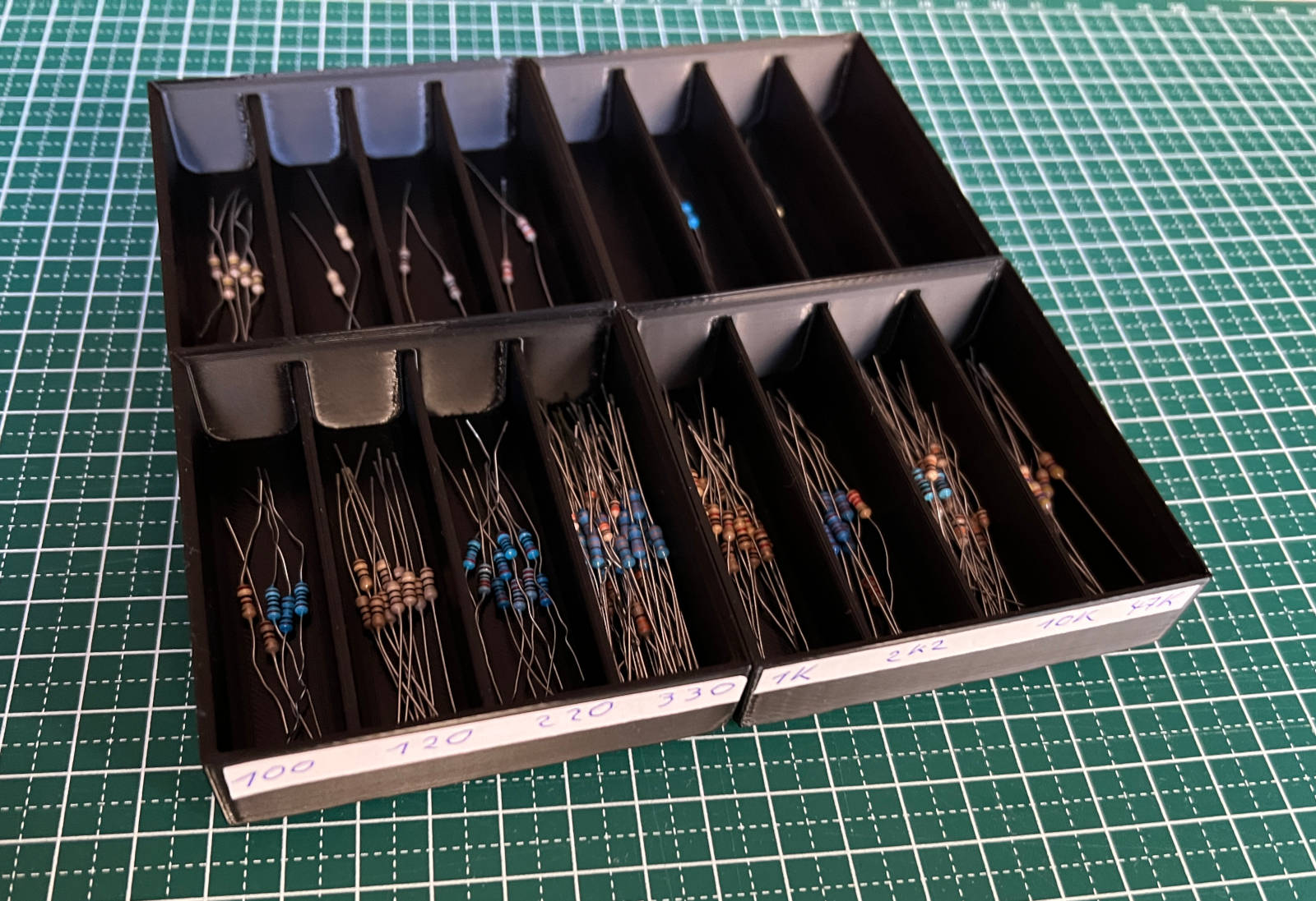 Miniatura 2 do modelo 3D Stackable resistor boxes