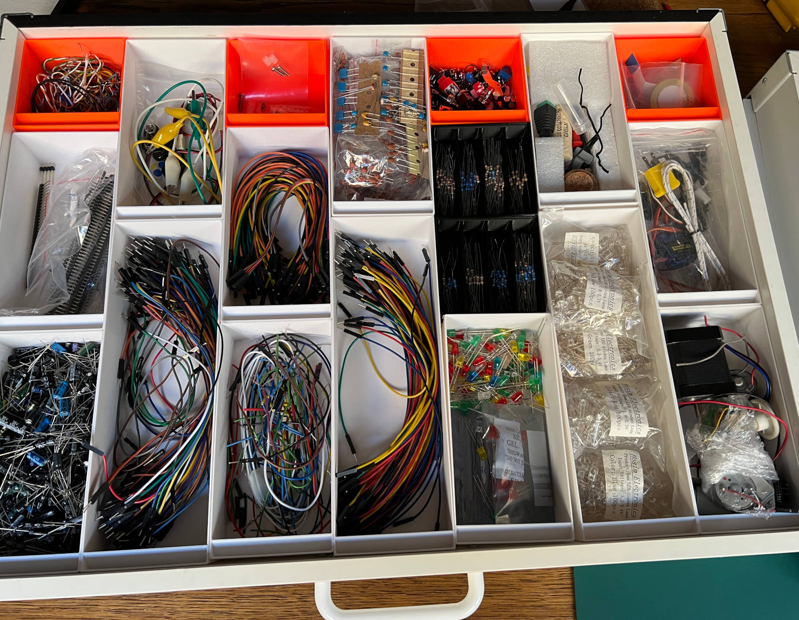 Miniatura 4 do modelo 3D Stackable resistor boxes