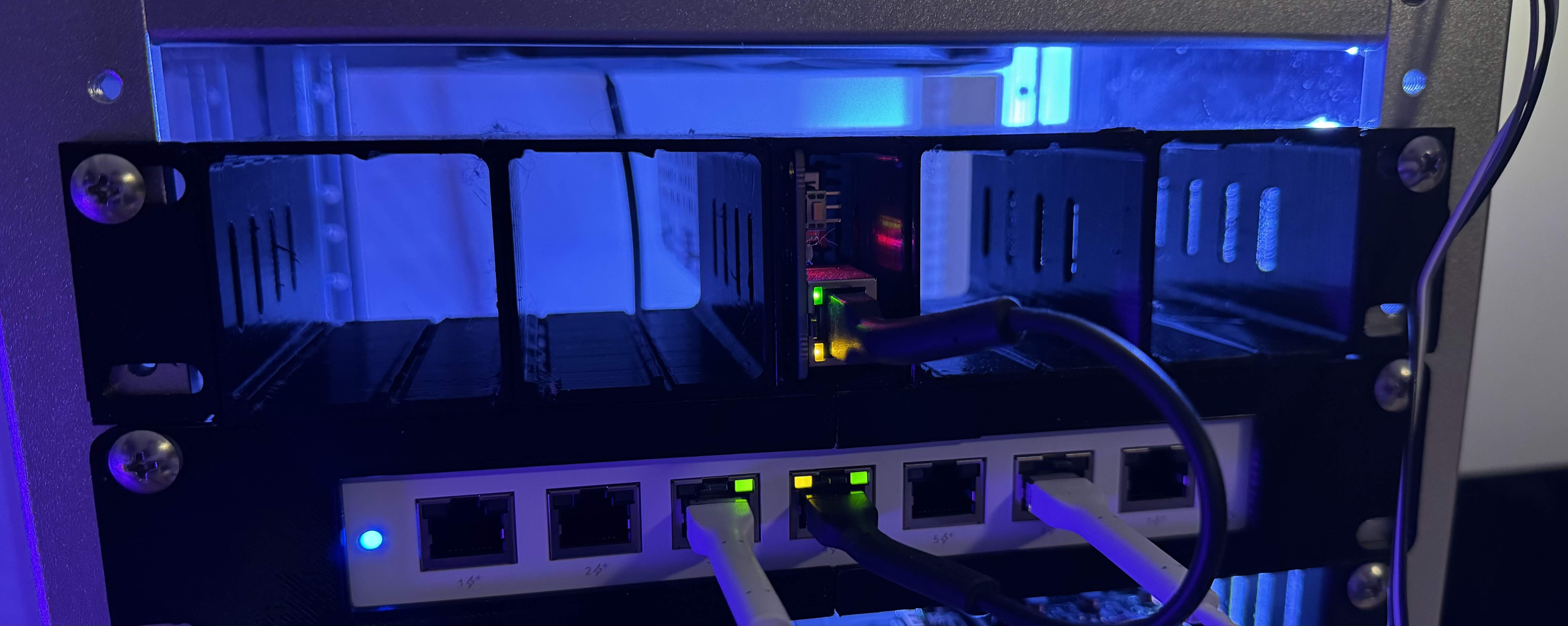 Modular tiny Uptime-Lab Bladerunner for 10" Rack