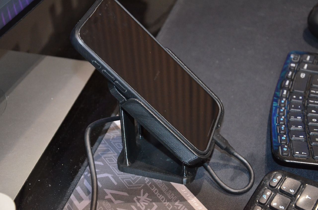 Yine başka bir iPhone Stand (Sadece Plastik Aparattır!!!)