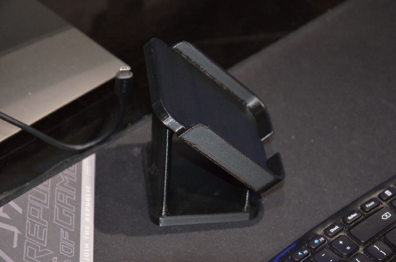 Yine başka bir iPhone Stand (Sadece Plastik Aparattır!!!)