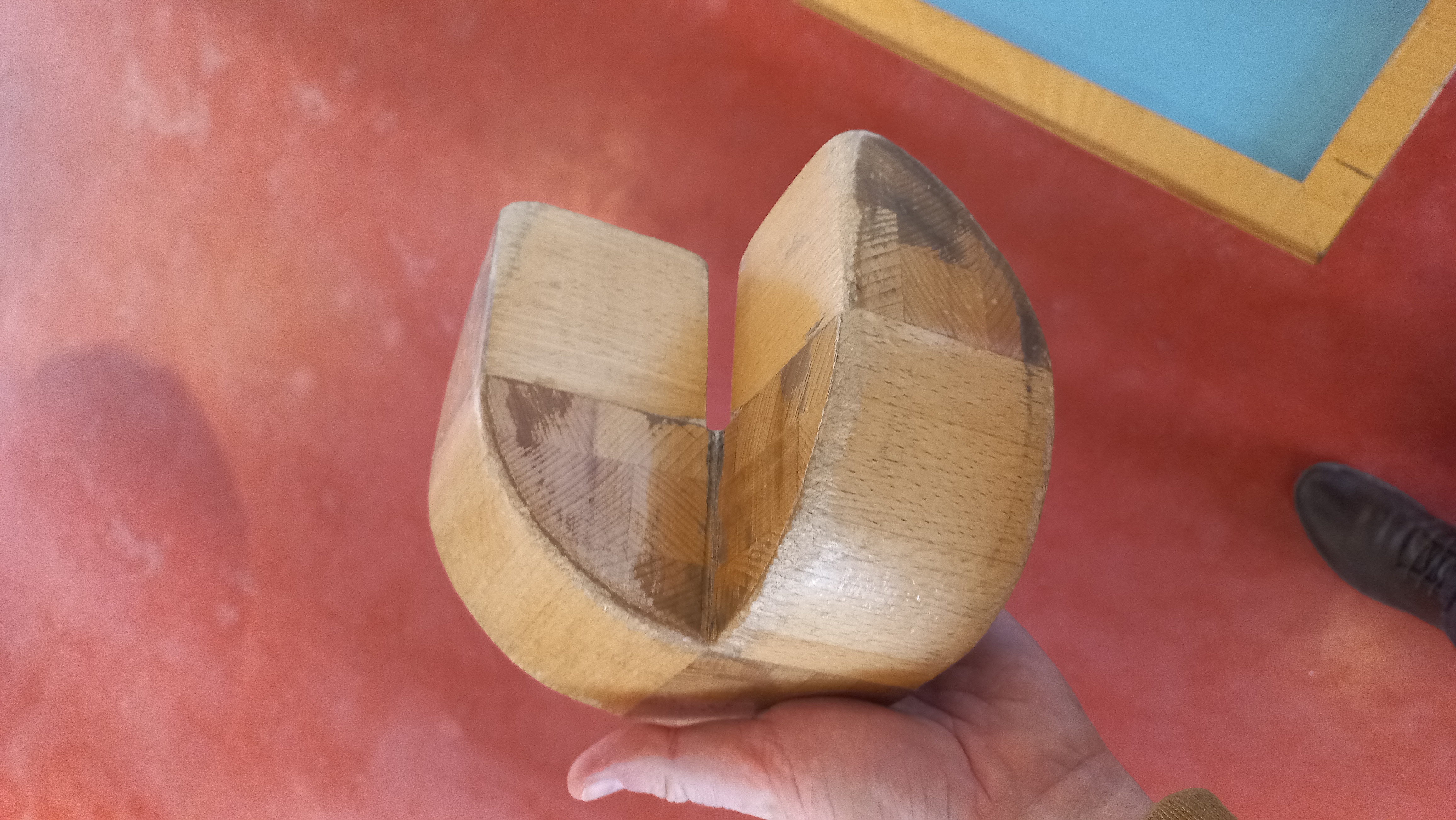 Geometric puzzle: five quarters of a cylinder through a two-square slit