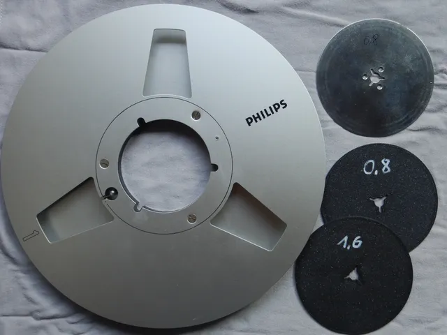 Distanzplatten für Tonbandspulen, 7 verschiedene Stärken; Spacer plates for tape deck reels, 7 different thicknesses