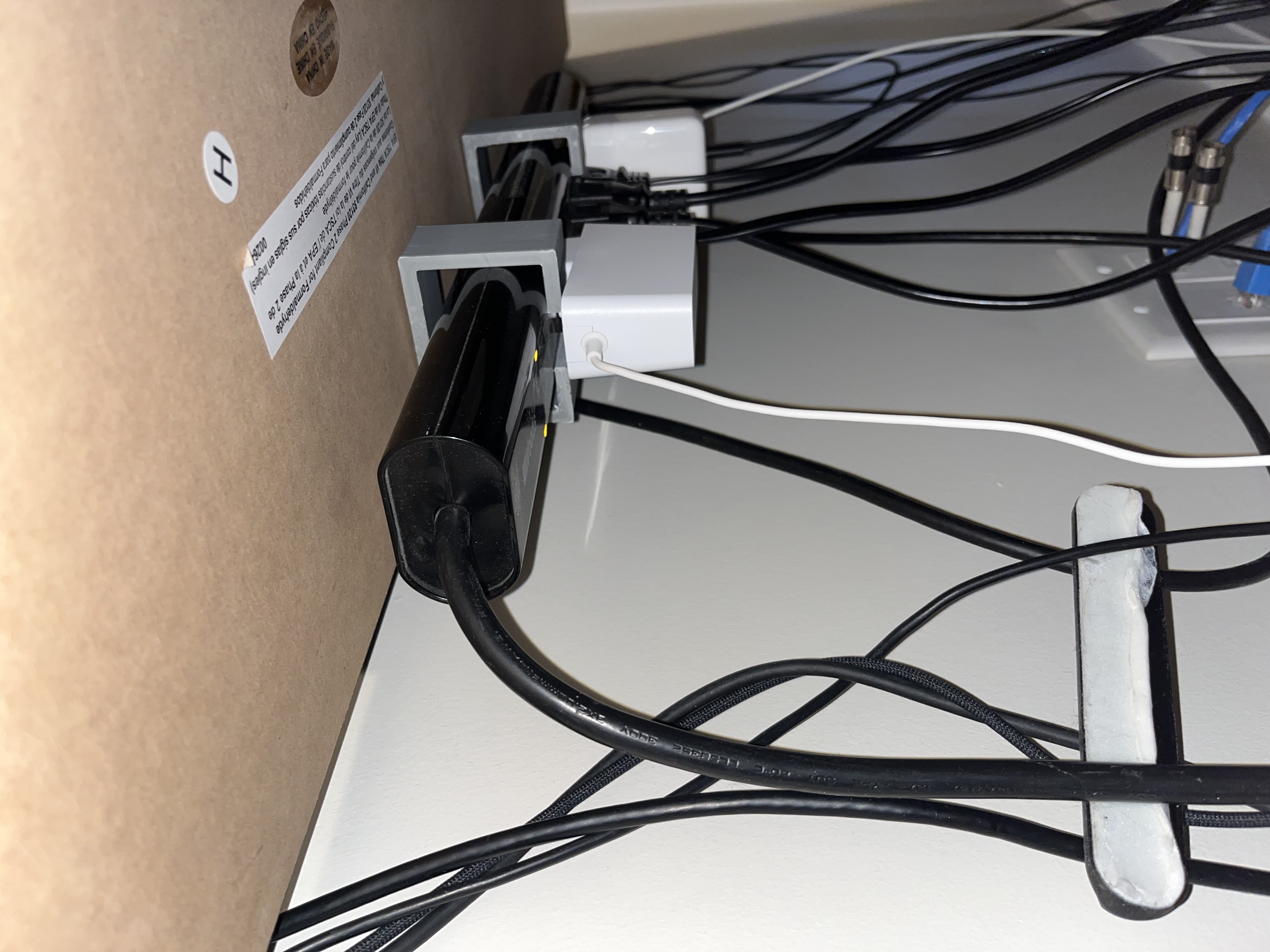 V2 - Power strip desk mount (no screws)